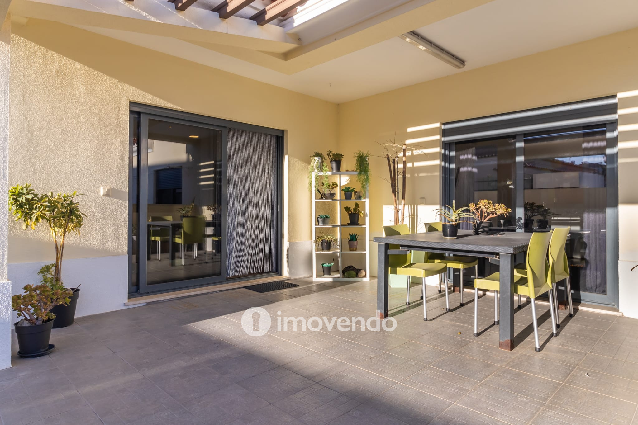 Moradia T5 cuidada, com piscina e jardim, em Setúbal