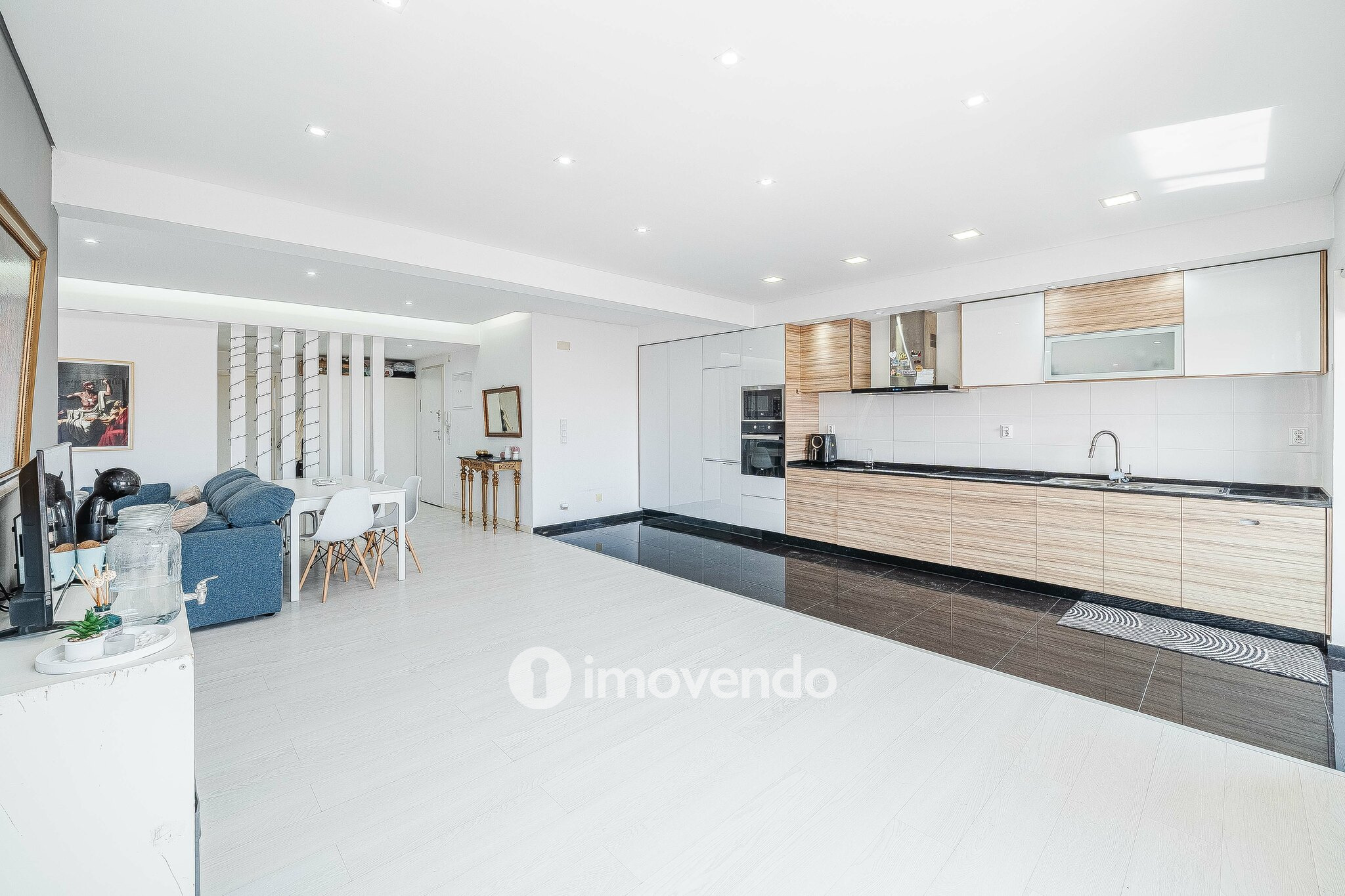 Apartamento T2 luminoso, totalmente remodelado, em Corroios