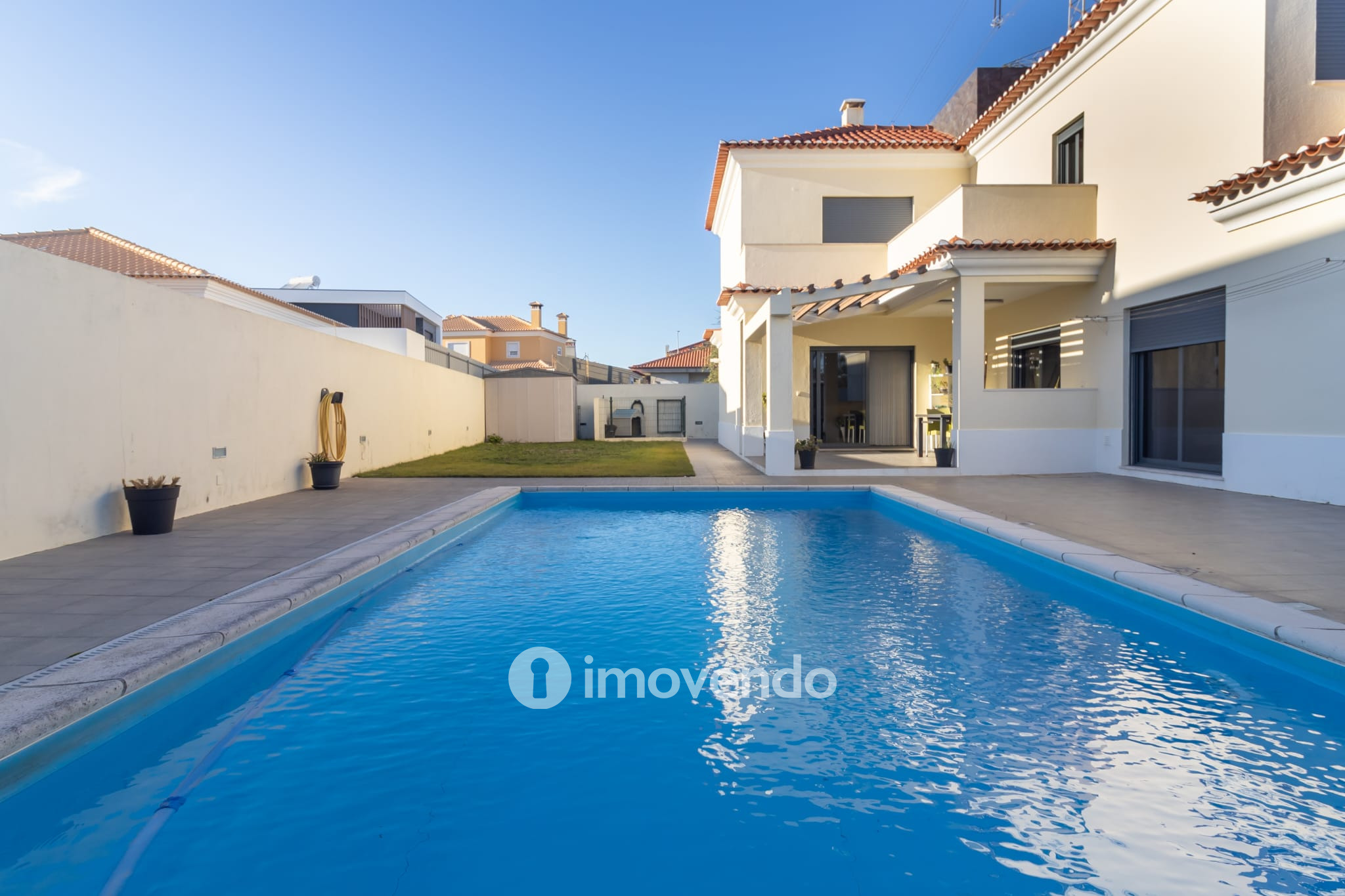 Moradia T5 cuidada, com piscina e jardim, em Setúbal
