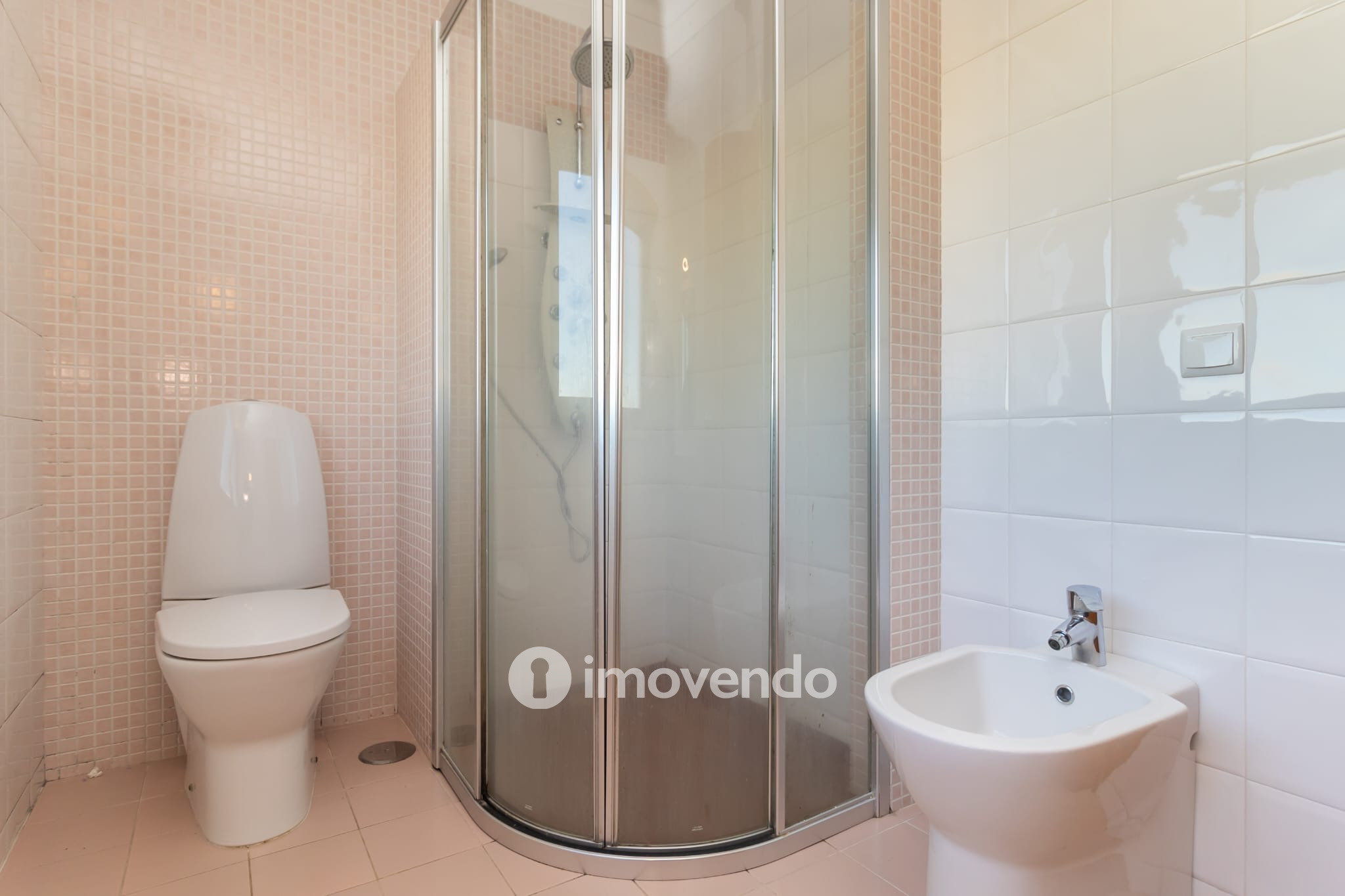 Moradia T5 cuidada, com piscina e jardim, em Setúbal