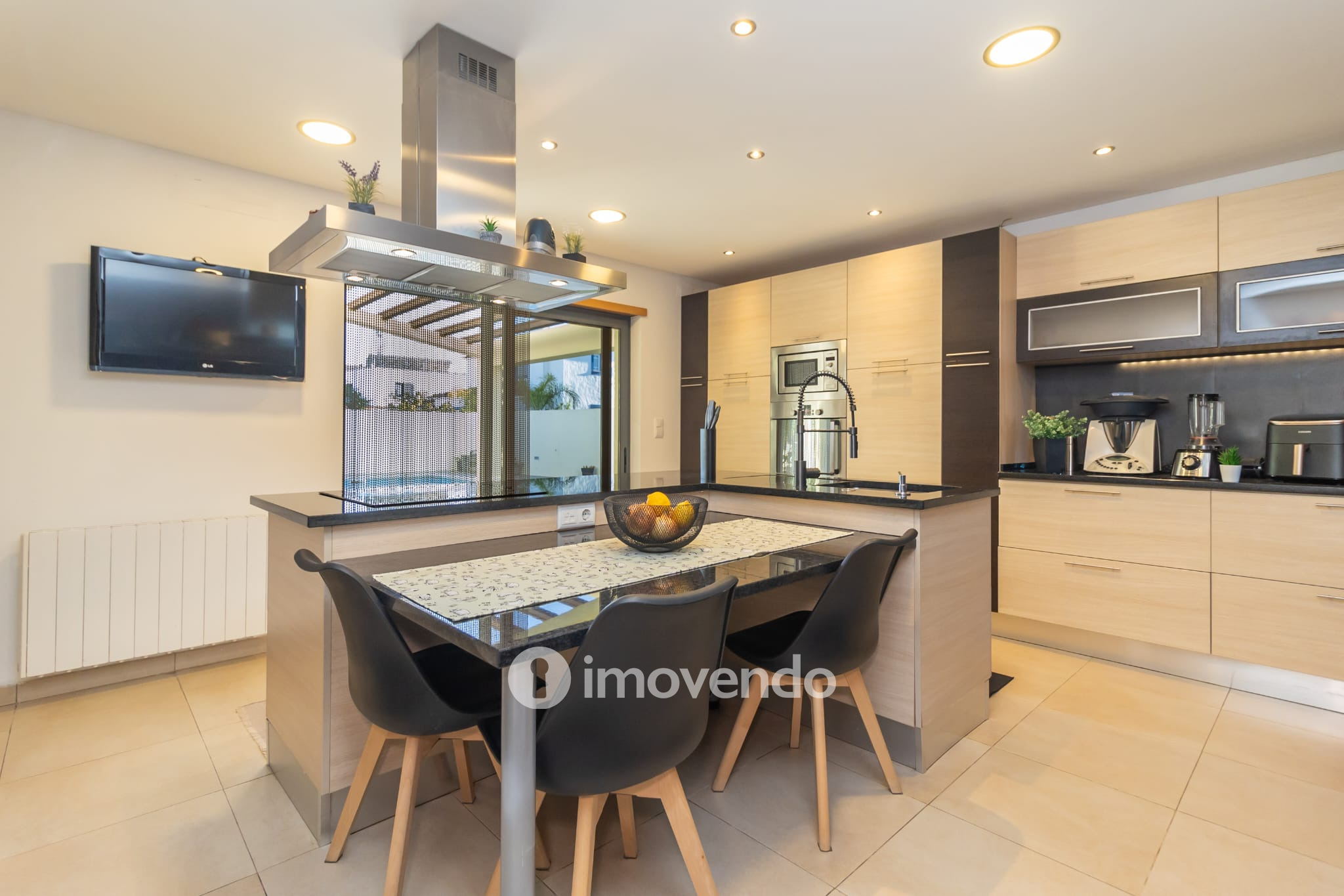 Moradia T5 cuidada, com piscina e jardim, em Setúbal