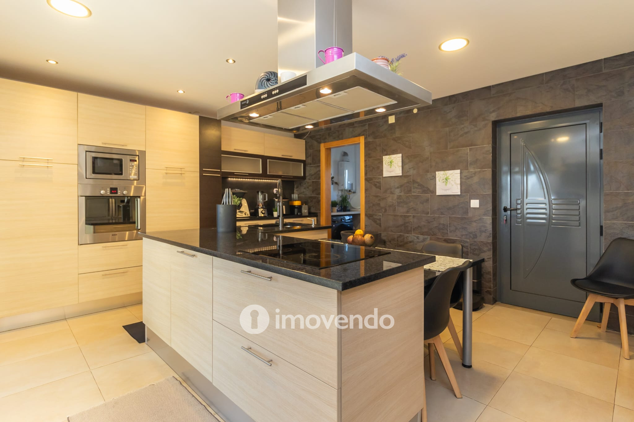 Moradia T5 cuidada, com piscina e jardim, em Setúbal