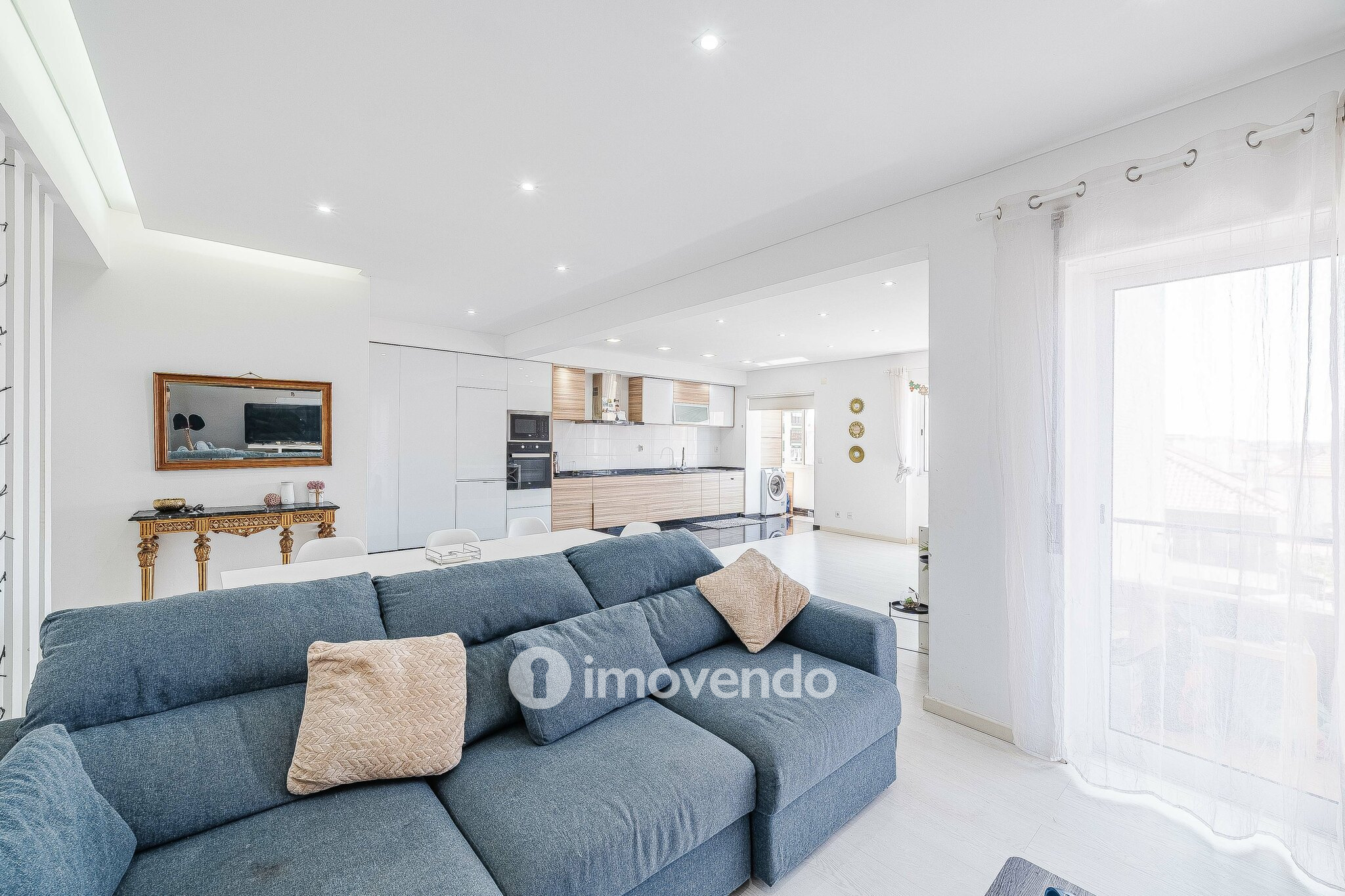 Apartamento T2 luminoso, totalmente remodelado, em Corroios