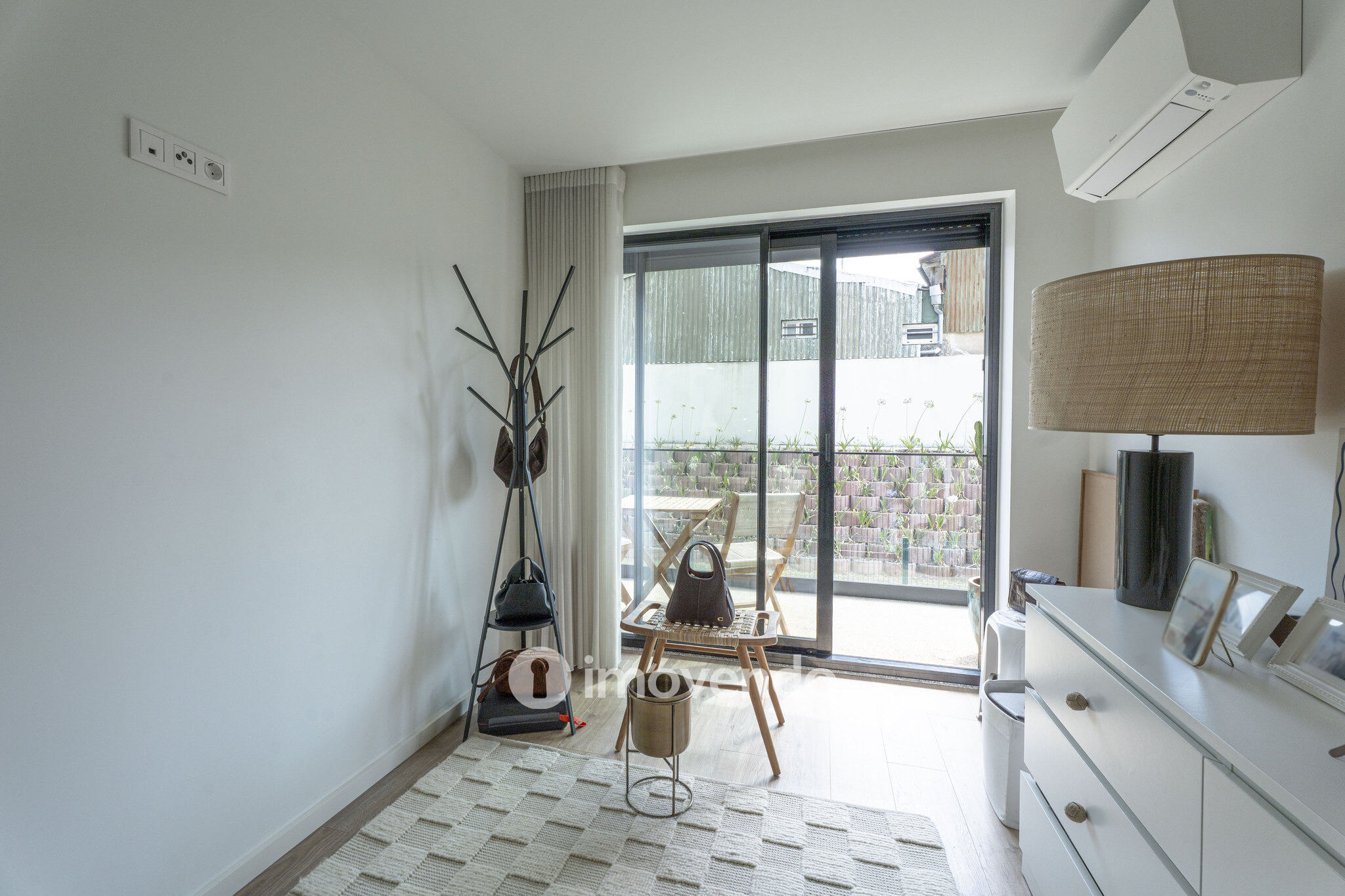 Apartamento T2 moderno, com estacionamento, em Vila Nova de Gaia