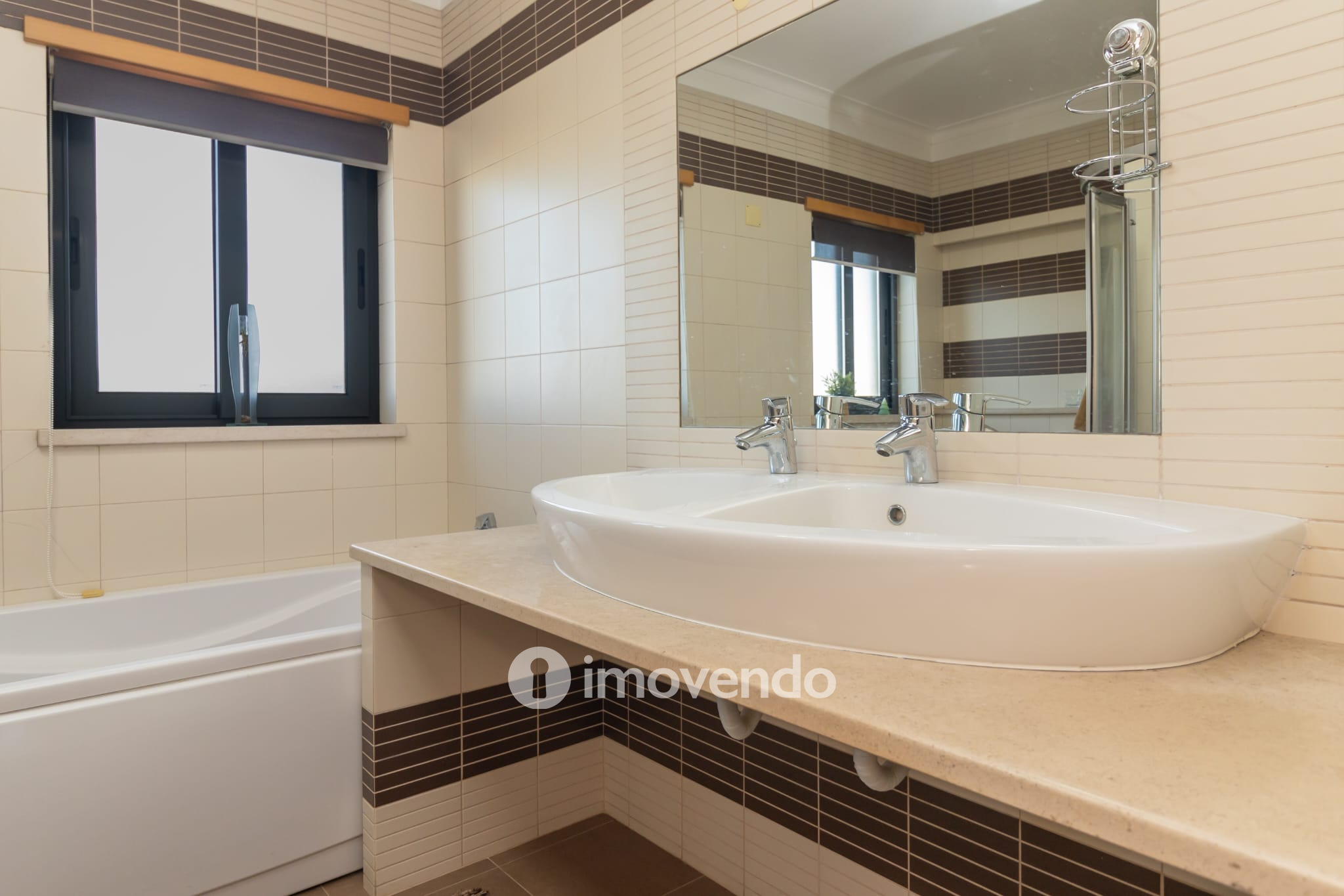 Moradia T5 cuidada, com piscina e jardim, em Setúbal