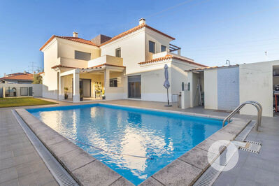 Moradia T5 com piscina e jardim, em Setúbal - 2