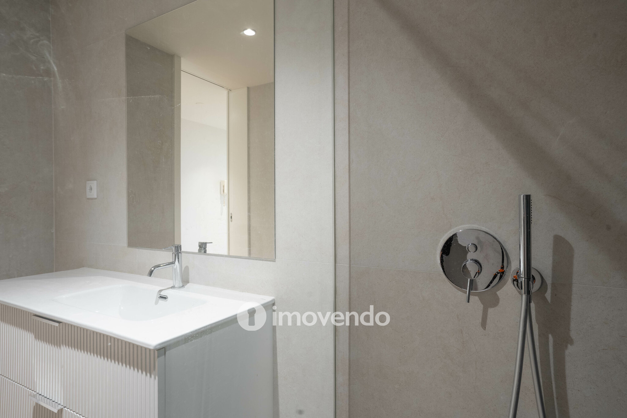 Apartamento T4 exclusivo, com estacionamento, na Lapa, Porto