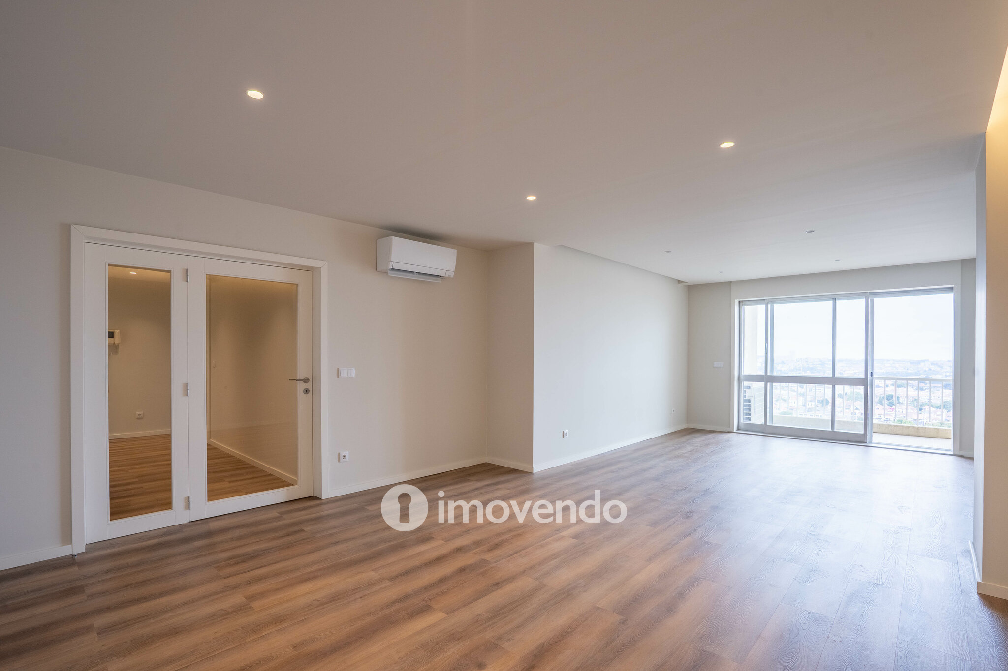Apartamento T4 exclusivo, com estacionamento, na Lapa, Porto