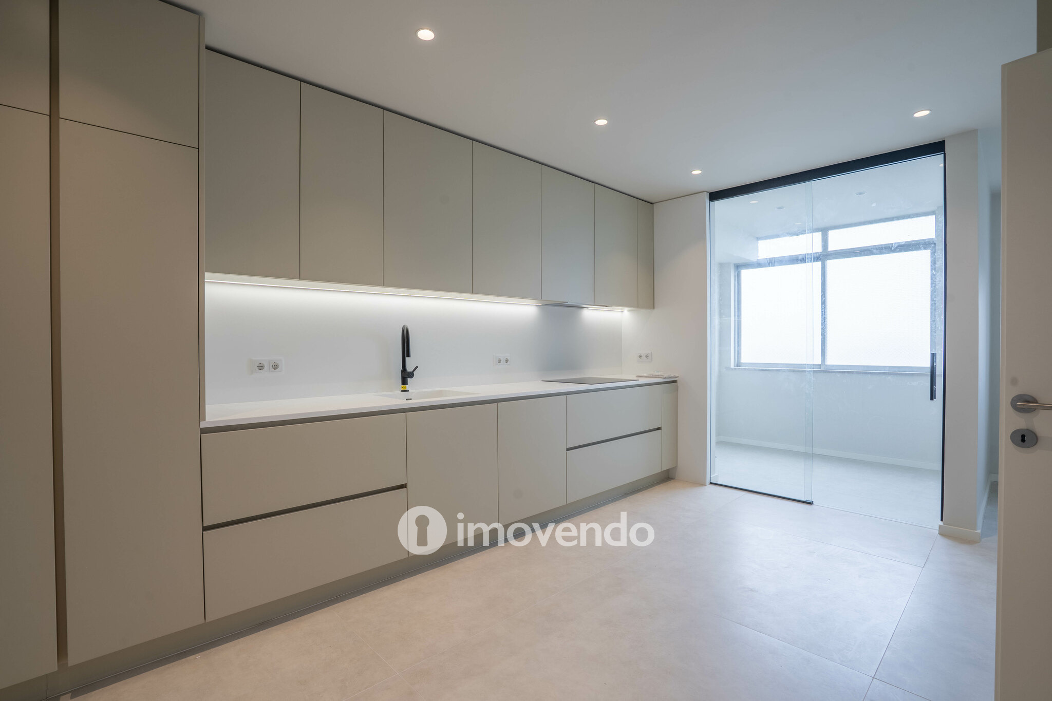 Apartamento T4 exclusivo, com estacionamento, na Lapa, Porto