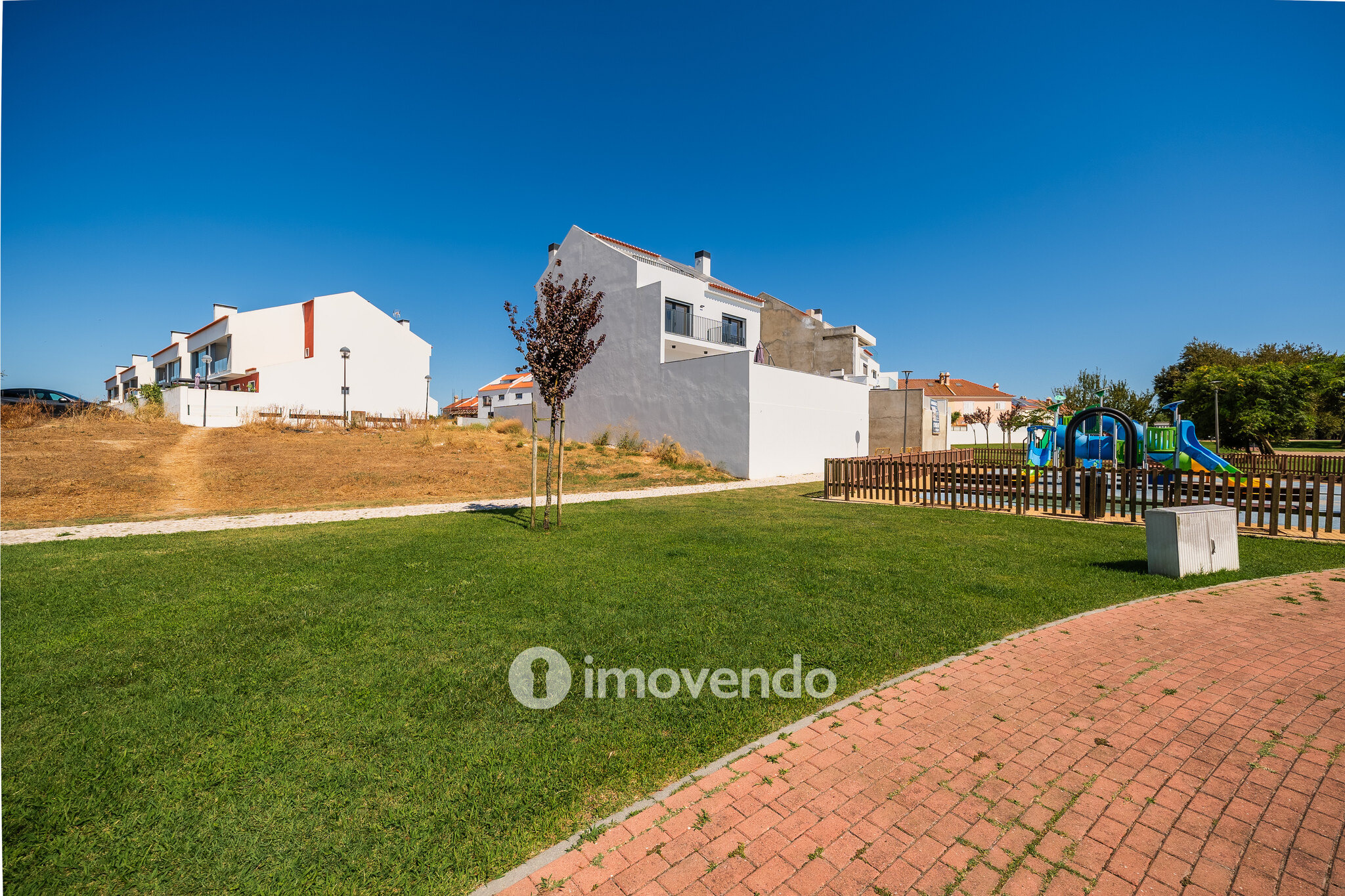 Moradia T3+1 moderna, com garagem e áreas amplas, em Alcochete