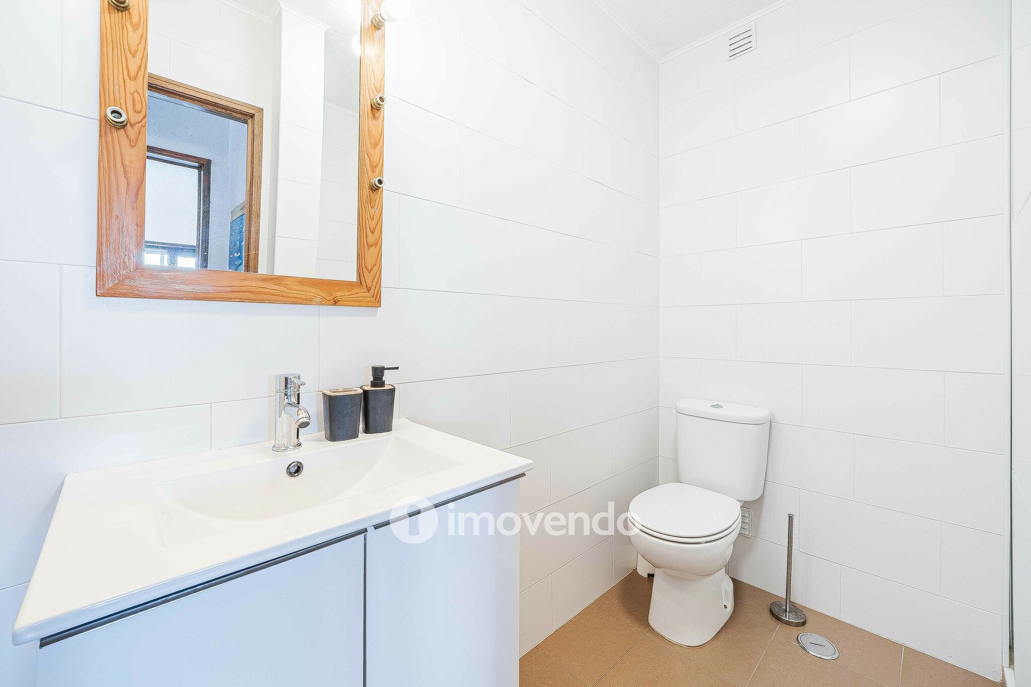 Apartamento T1 junto à praia, com estacionamento, Costa da Caparica