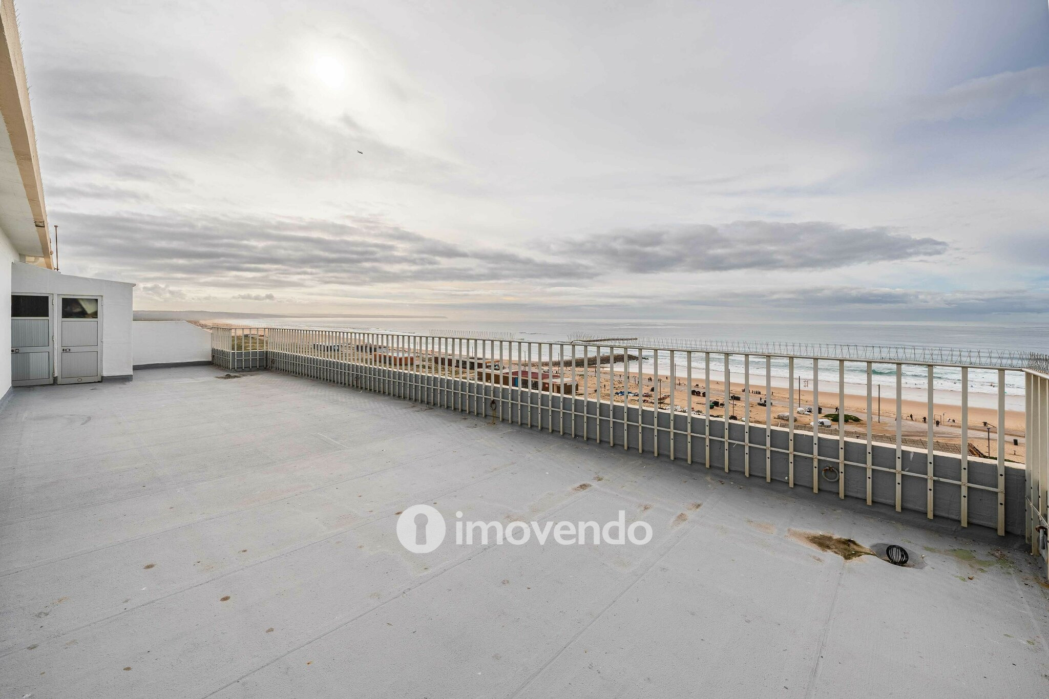 Apartamento T1 junto à praia, com estacionamento, Costa da Caparica