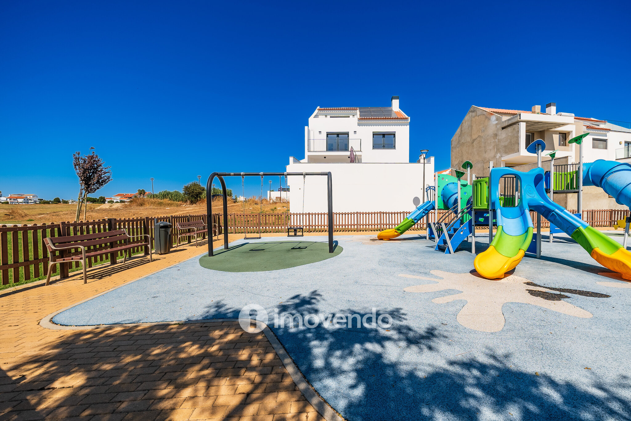 Moradia T3+1 moderna, com garagem e áreas amplas, em Alcochete