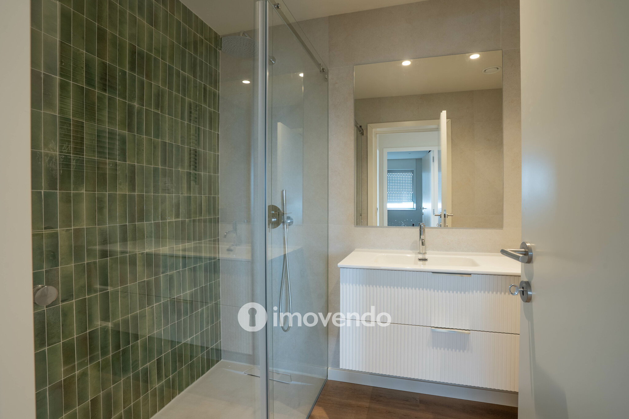 Apartamento T4 exclusivo, com estacionamento, na Lapa, Porto