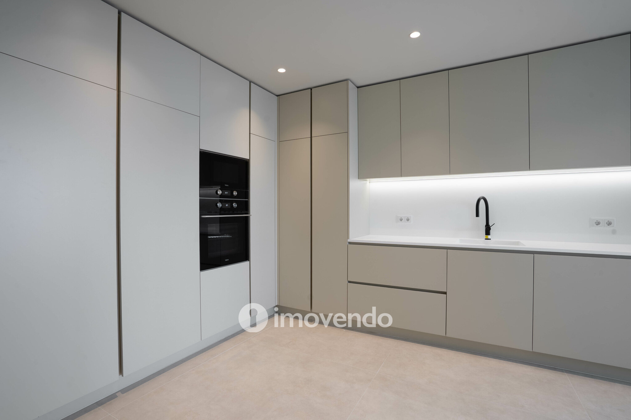 Apartamento T4 exclusivo, com estacionamento, na Lapa, Porto