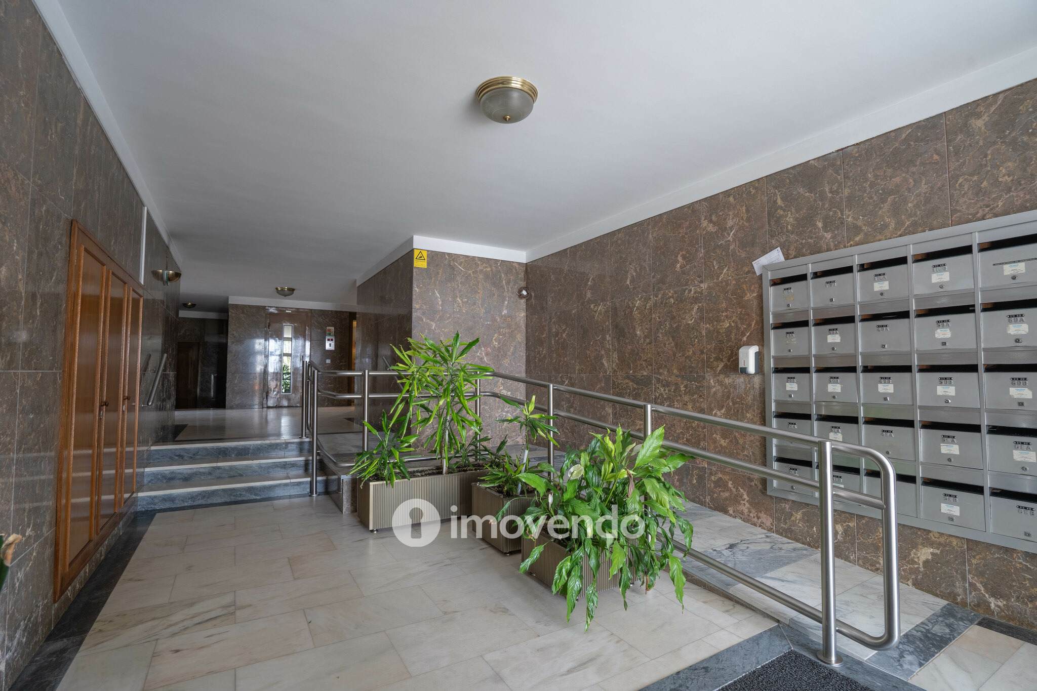 Apartamento T4 exclusivo, com estacionamento, na Lapa, Porto