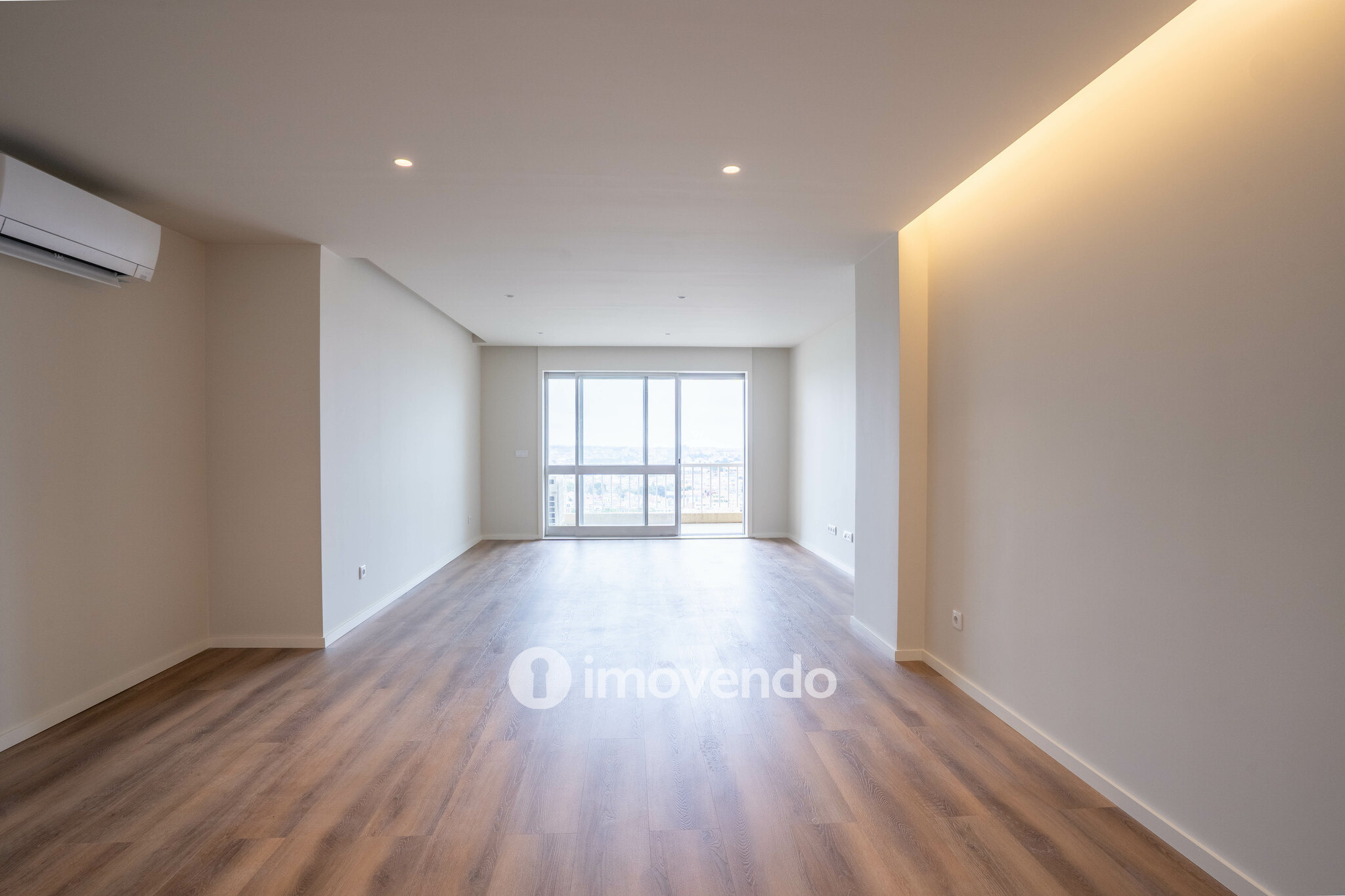 Apartamento T4 exclusivo, com estacionamento, na Lapa, Porto