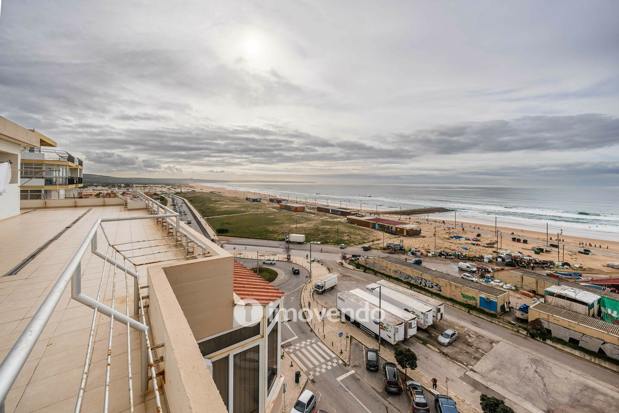 Apartamento T1 junto à praia, com estacionamento, Costa da Caparica