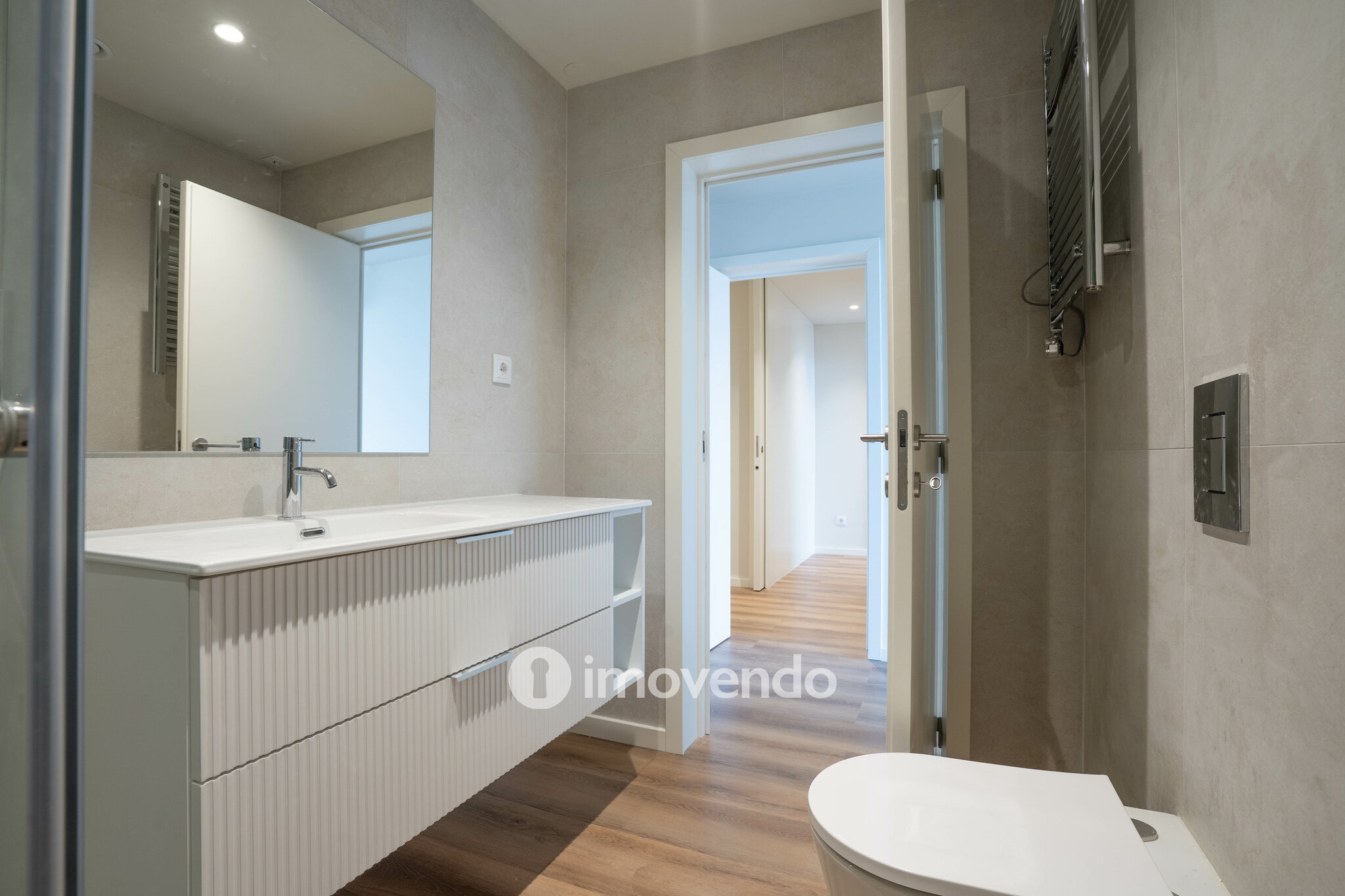 Apartamento T4 exclusivo, com estacionamento, na Lapa, Porto