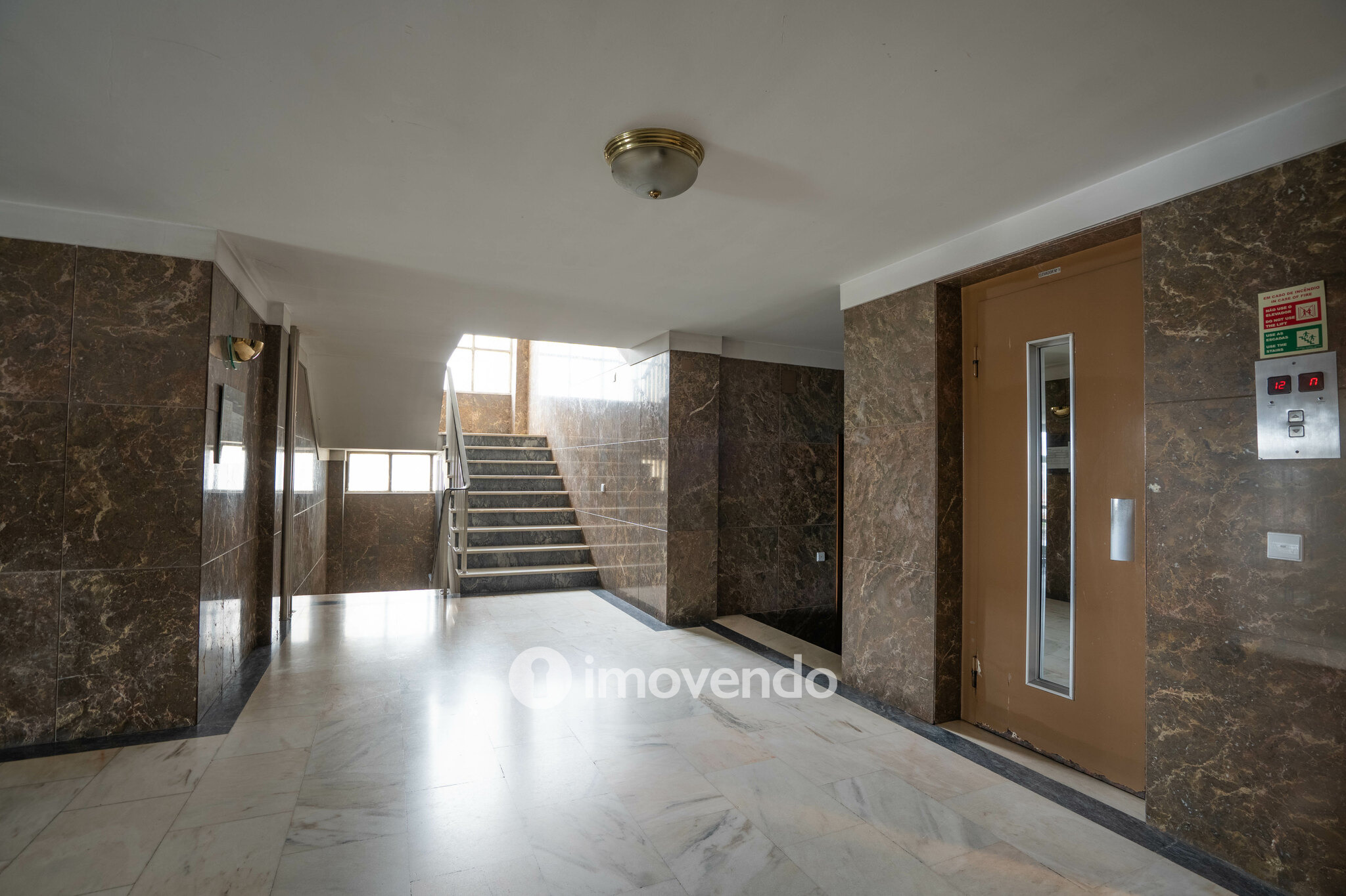 Apartamento T4 exclusivo, com estacionamento, na Lapa, Porto