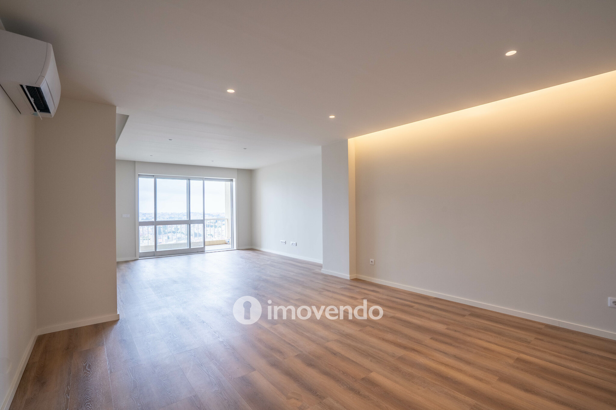 Apartamento T4 exclusivo, com estacionamento, na Lapa, Porto