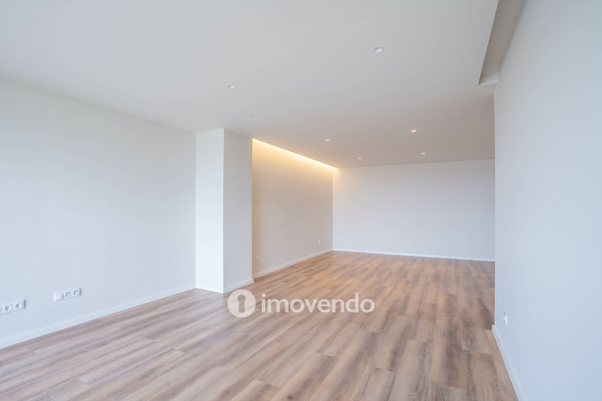 Apartamento T4 exclusivo, com estacionamento, na Lapa, Porto