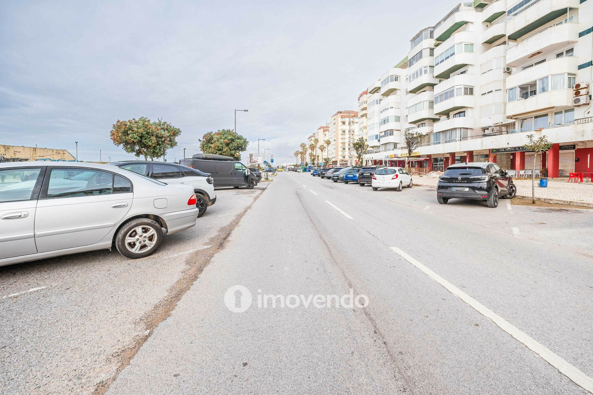 Apartamento T1 junto à praia, com estacionamento, Costa da Caparica