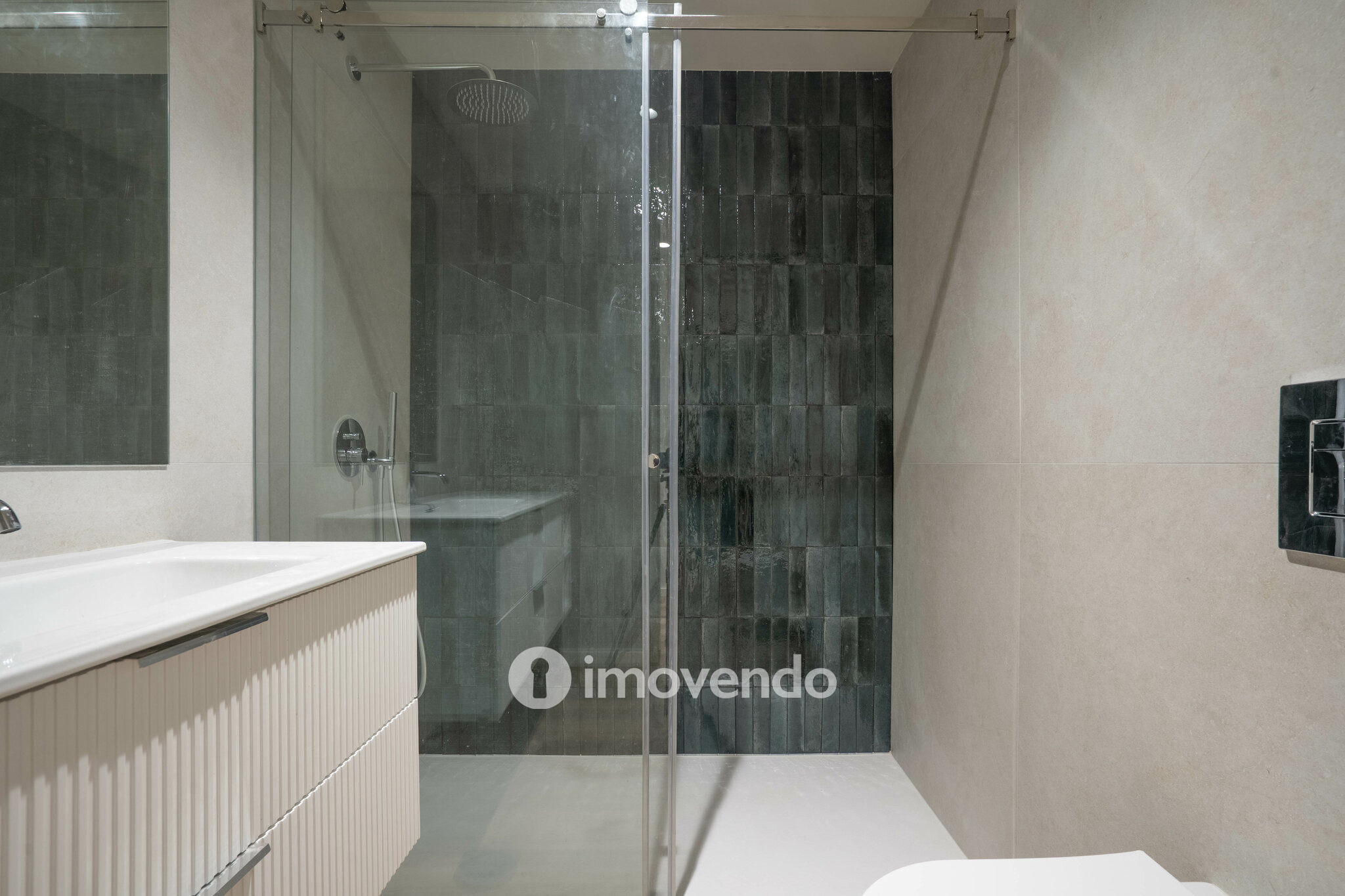 Apartamento T4 exclusivo, com estacionamento, na Lapa, Porto