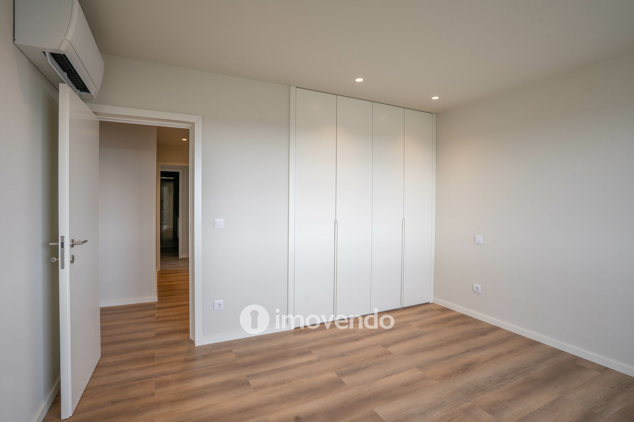 Apartamento T4 exclusivo, com estacionamento, na Lapa, Porto