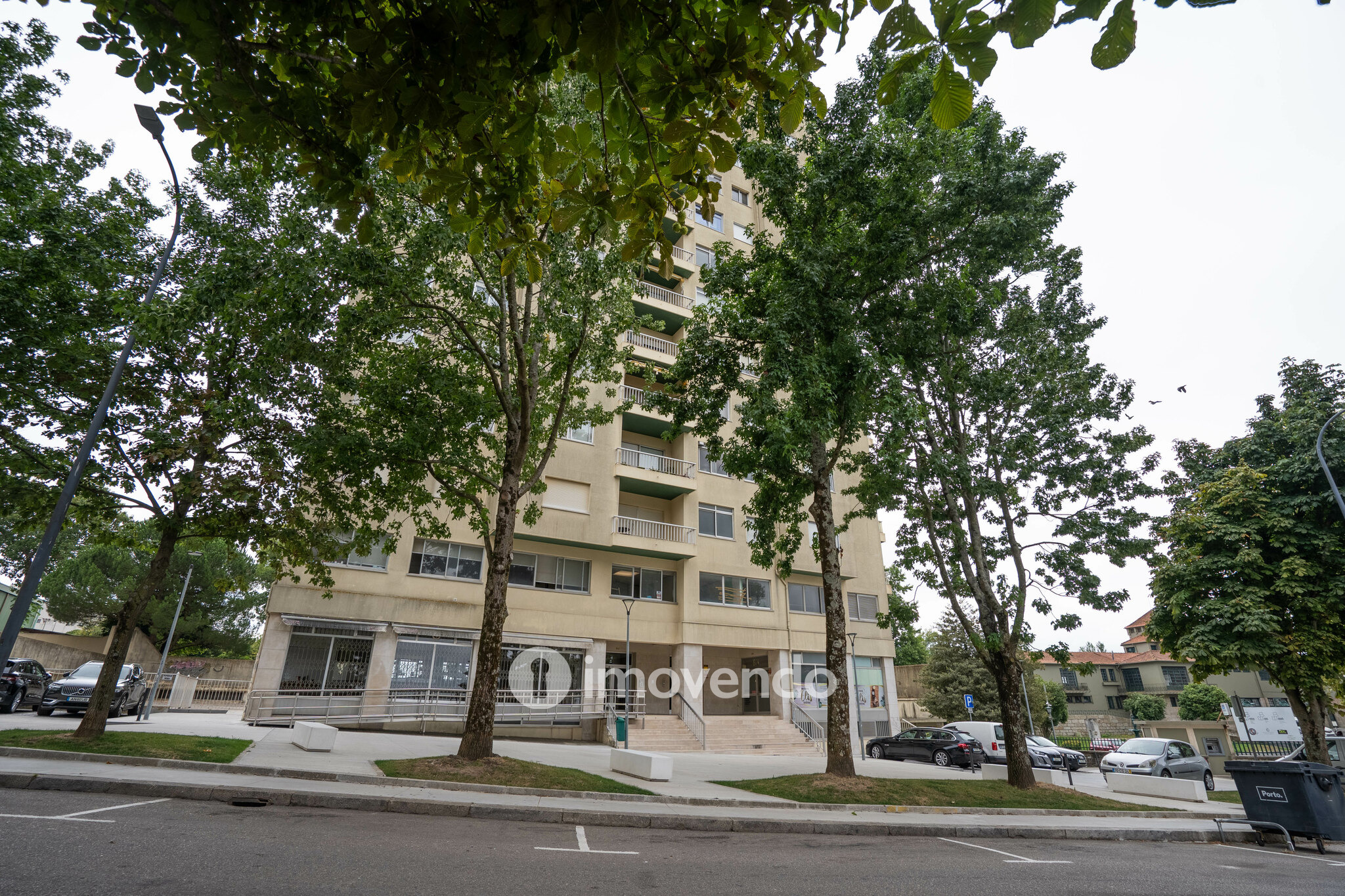 Apartamento T4 exclusivo, com estacionamento, na Lapa, Porto