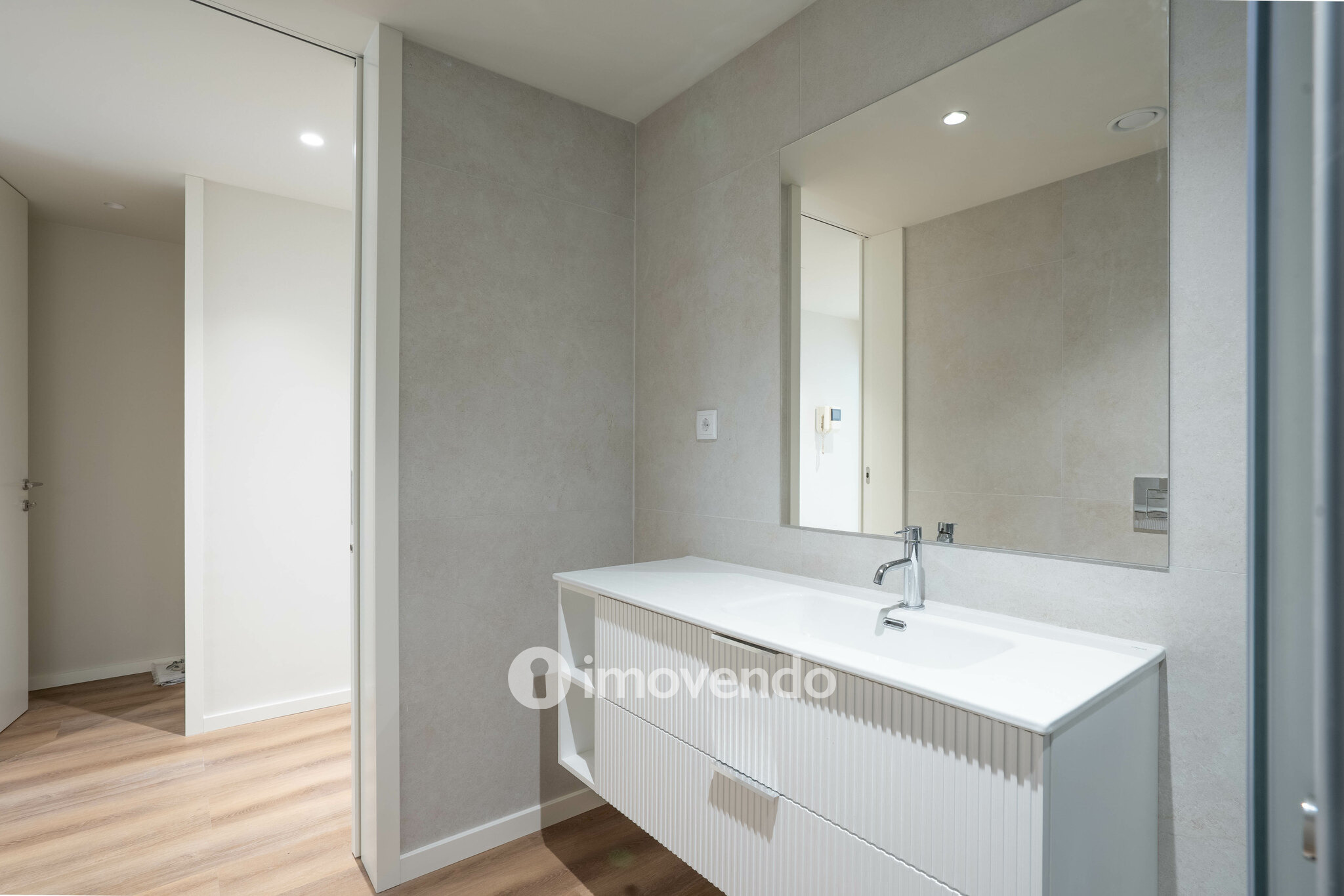 Apartamento T4 exclusivo, com estacionamento, na Lapa, Porto