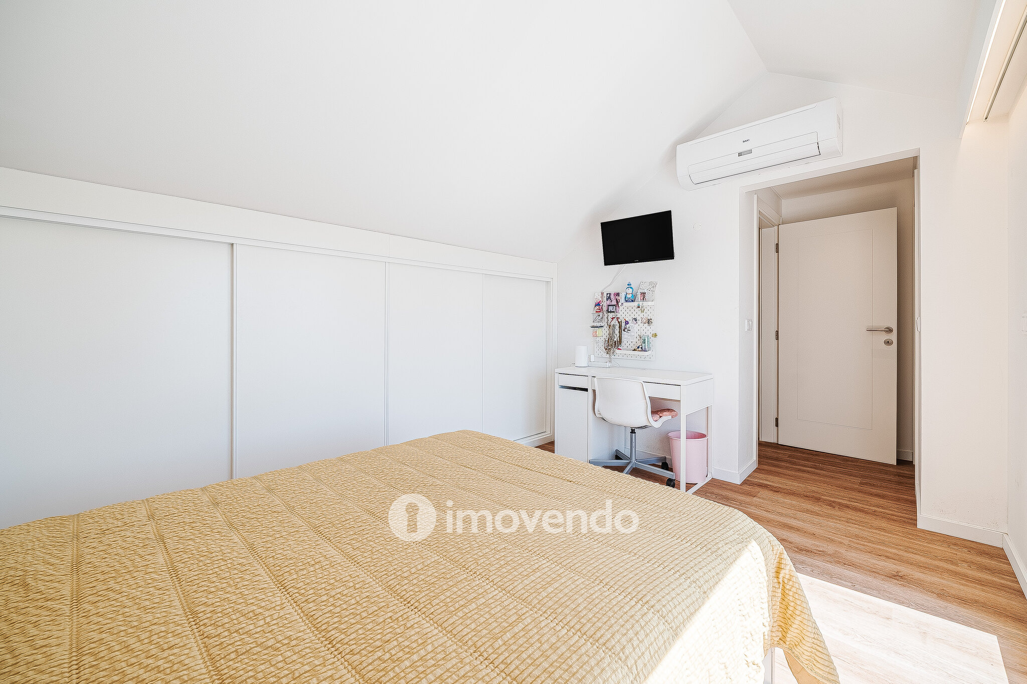 Moradia T3+1 moderna, com garagem e áreas amplas, em Alcochete