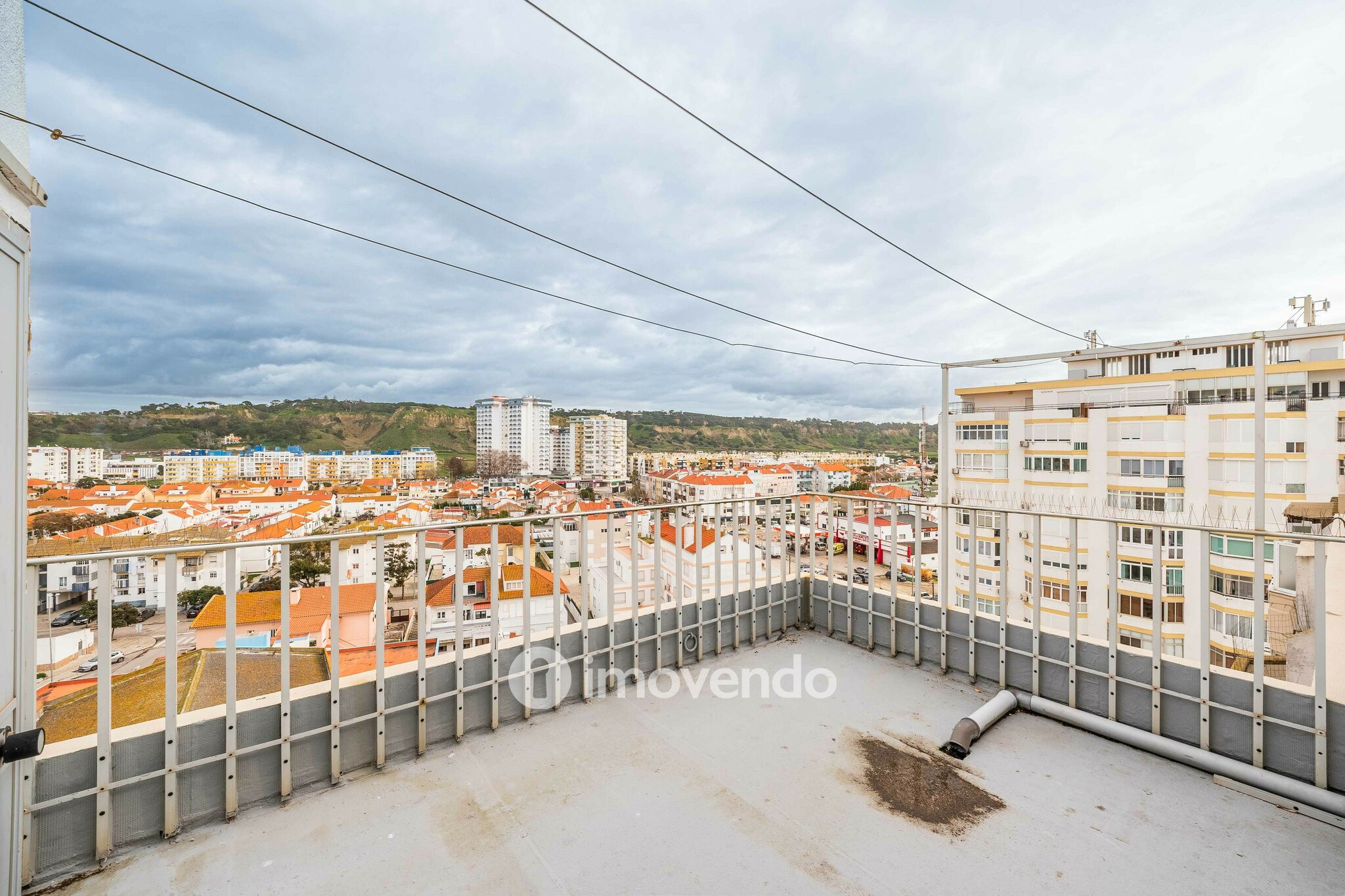 Apartamento T1 junto à praia, com estacionamento, Costa da Caparica