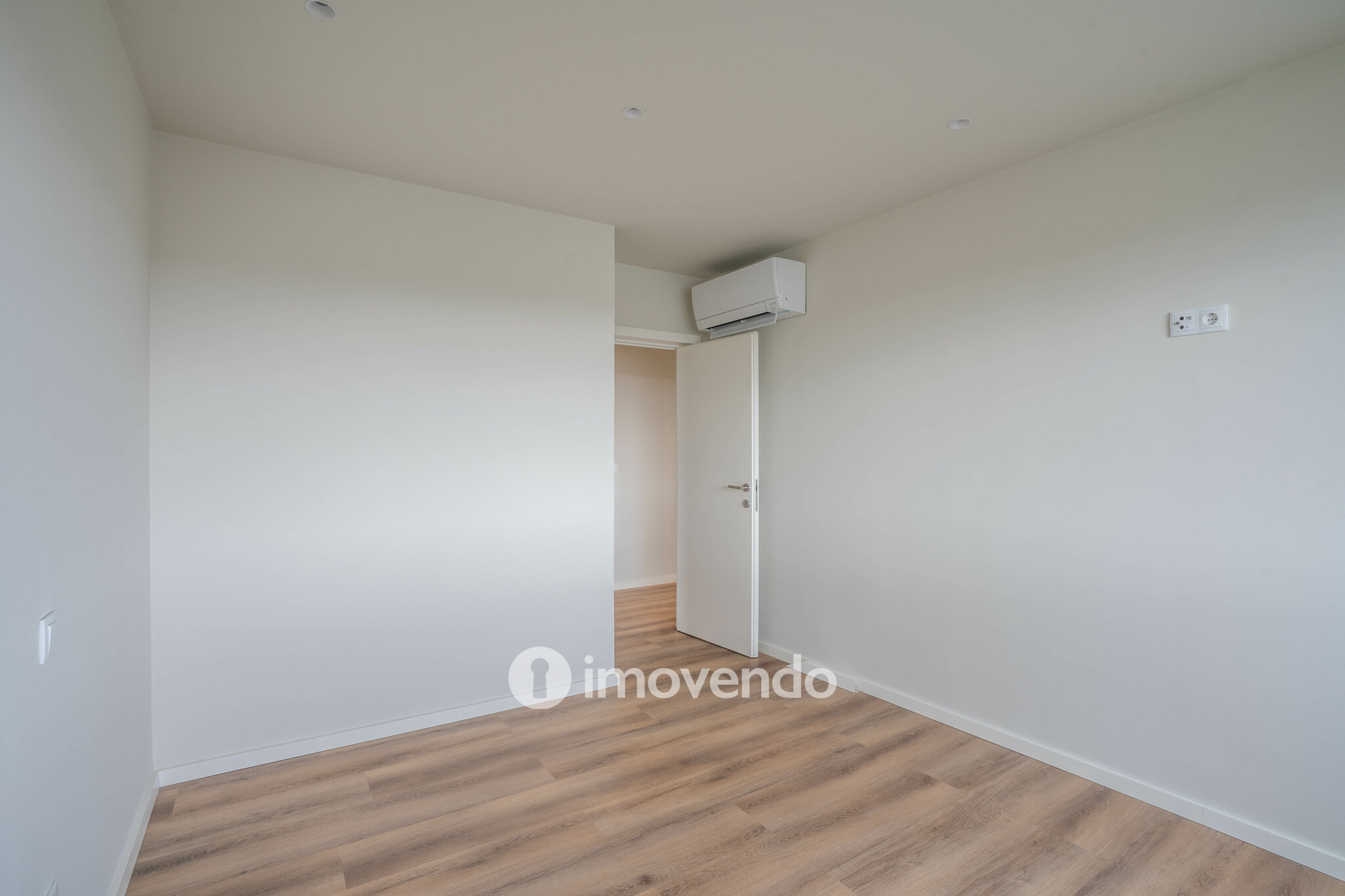 Apartamento T4 exclusivo, com estacionamento, na Lapa, Porto