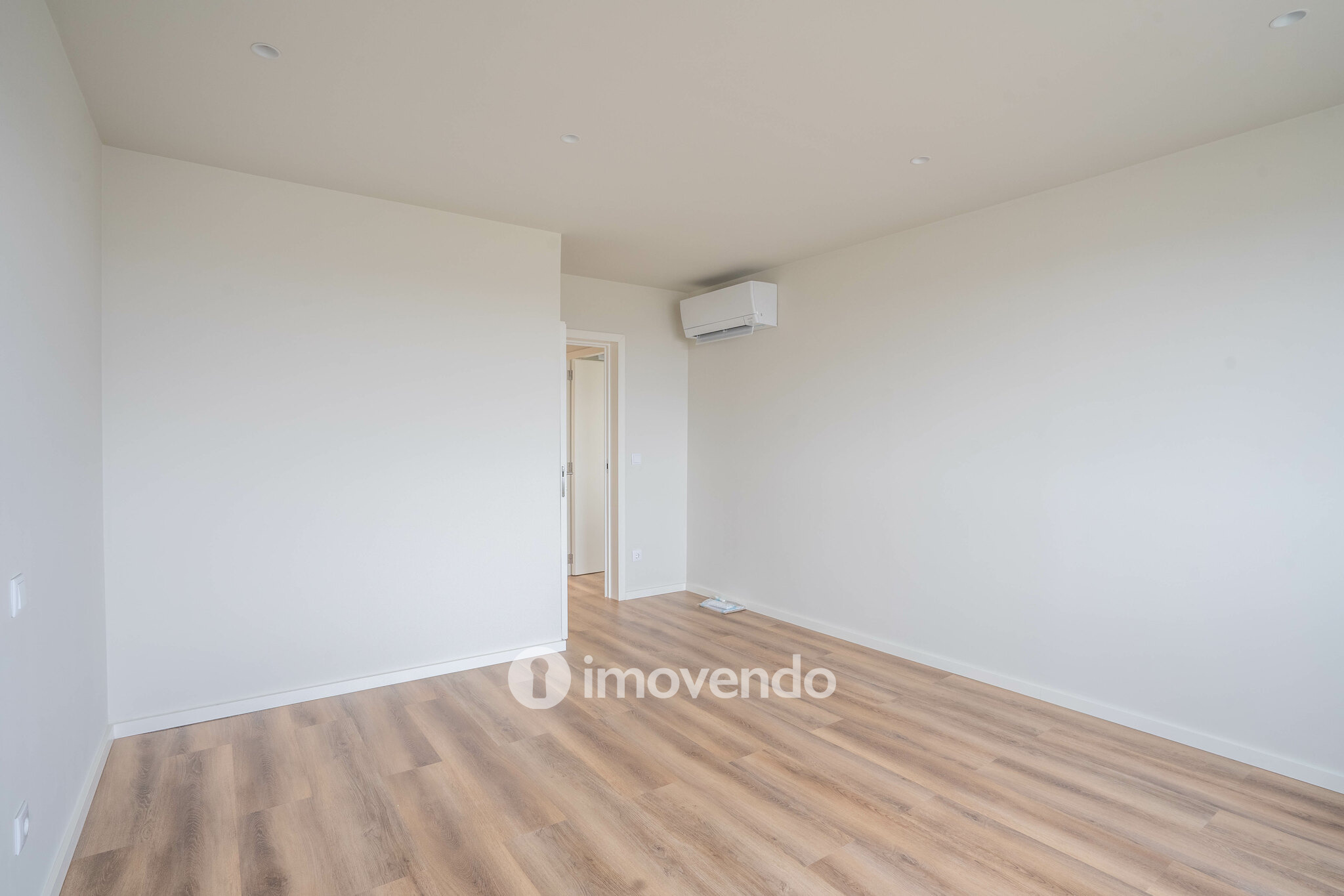 Apartamento T4 exclusivo, com estacionamento, na Lapa, Porto