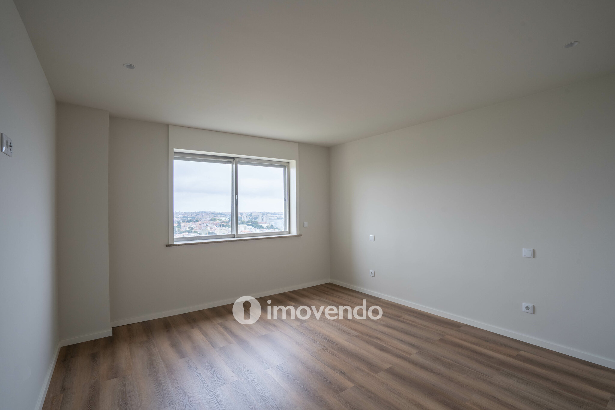 Apartamento T4 exclusivo, com estacionamento, na Lapa, Porto