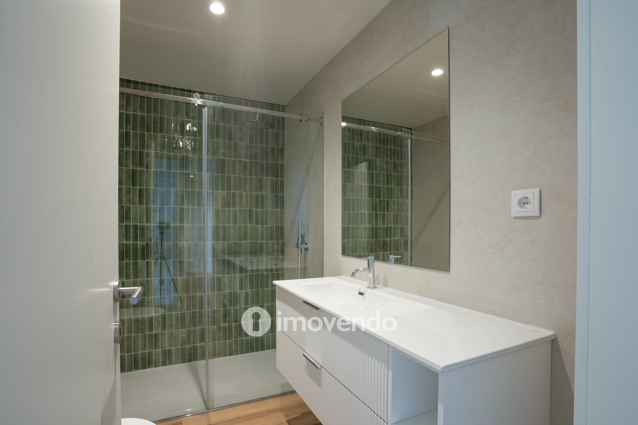 Apartamento T4 exclusivo, com estacionamento, na Lapa, Porto