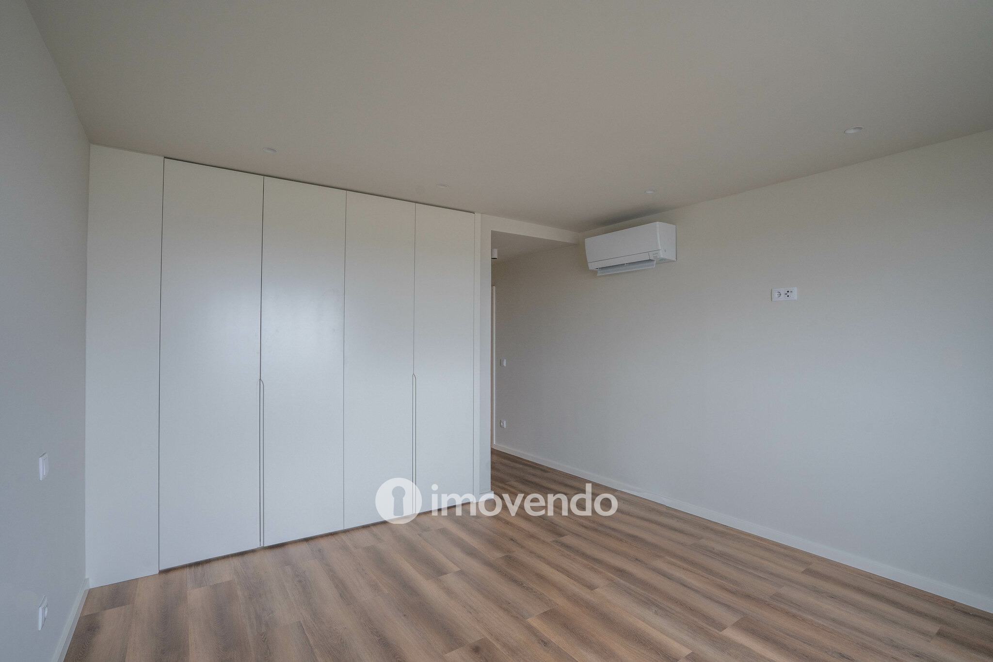 Apartamento T4 exclusivo, com estacionamento, na Lapa, Porto