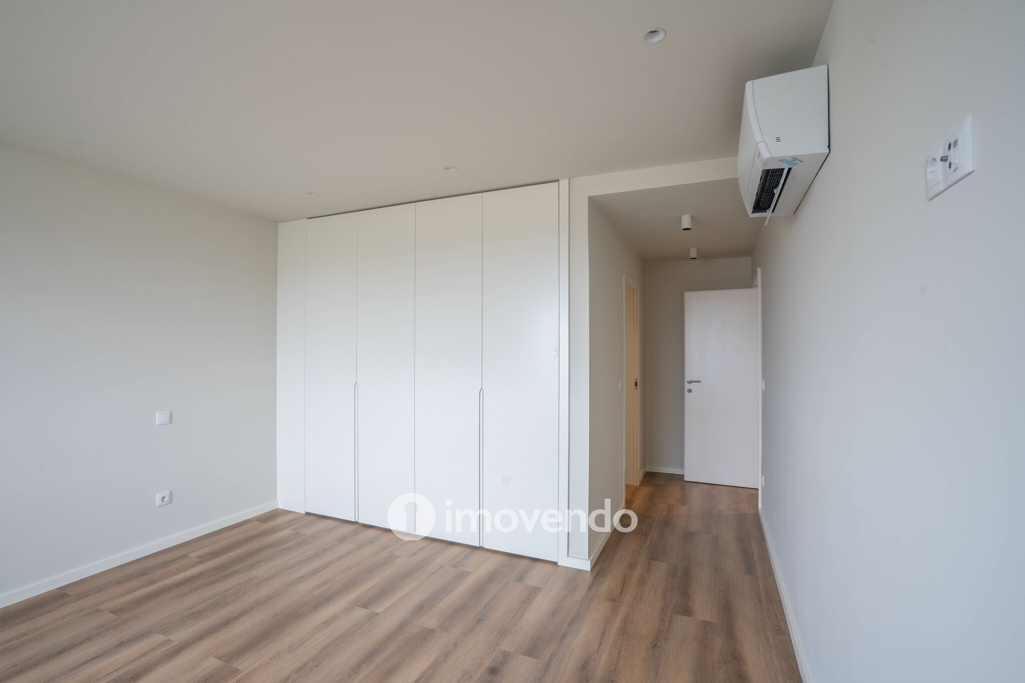 Apartamento T4 exclusivo, com estacionamento, na Lapa, Porto