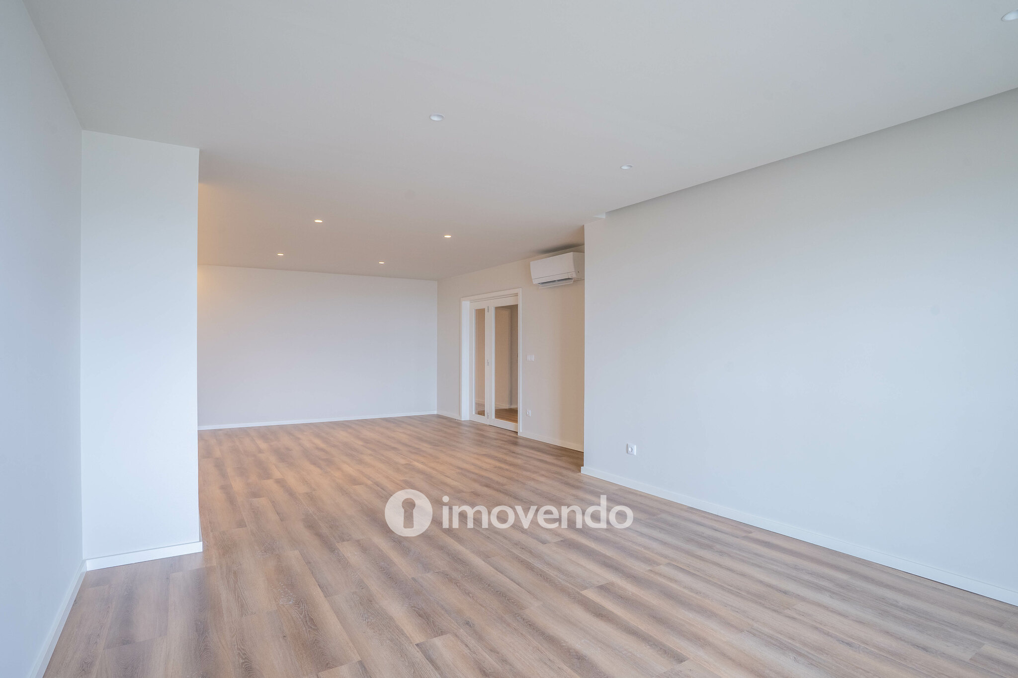Apartamento T4 exclusivo, com estacionamento, na Lapa, Porto