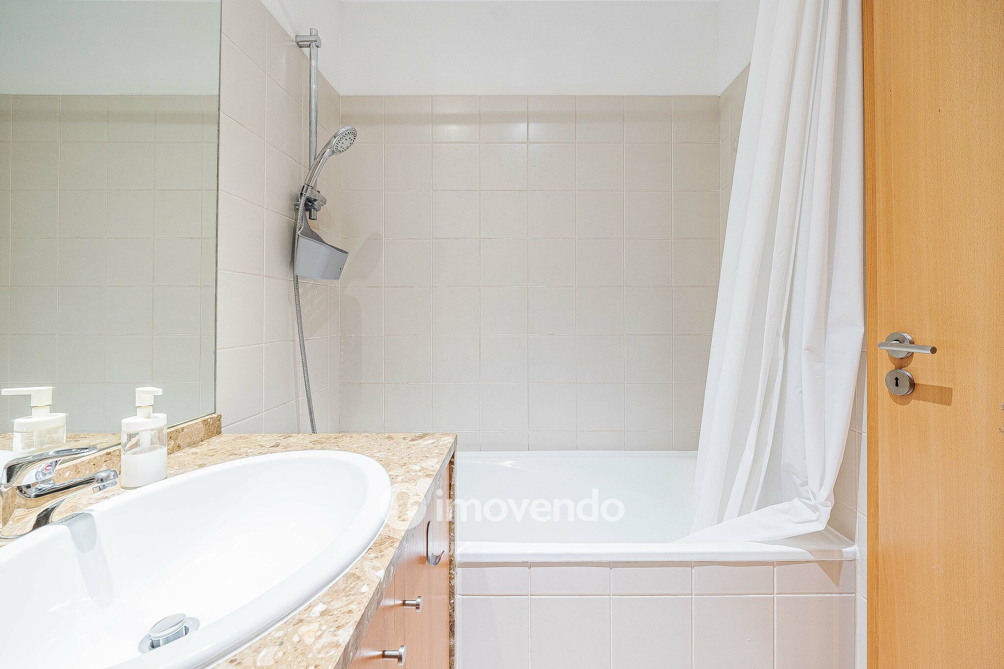 Apartamento T4, com estacionamento e arrecadação, na Alta de Lisboa