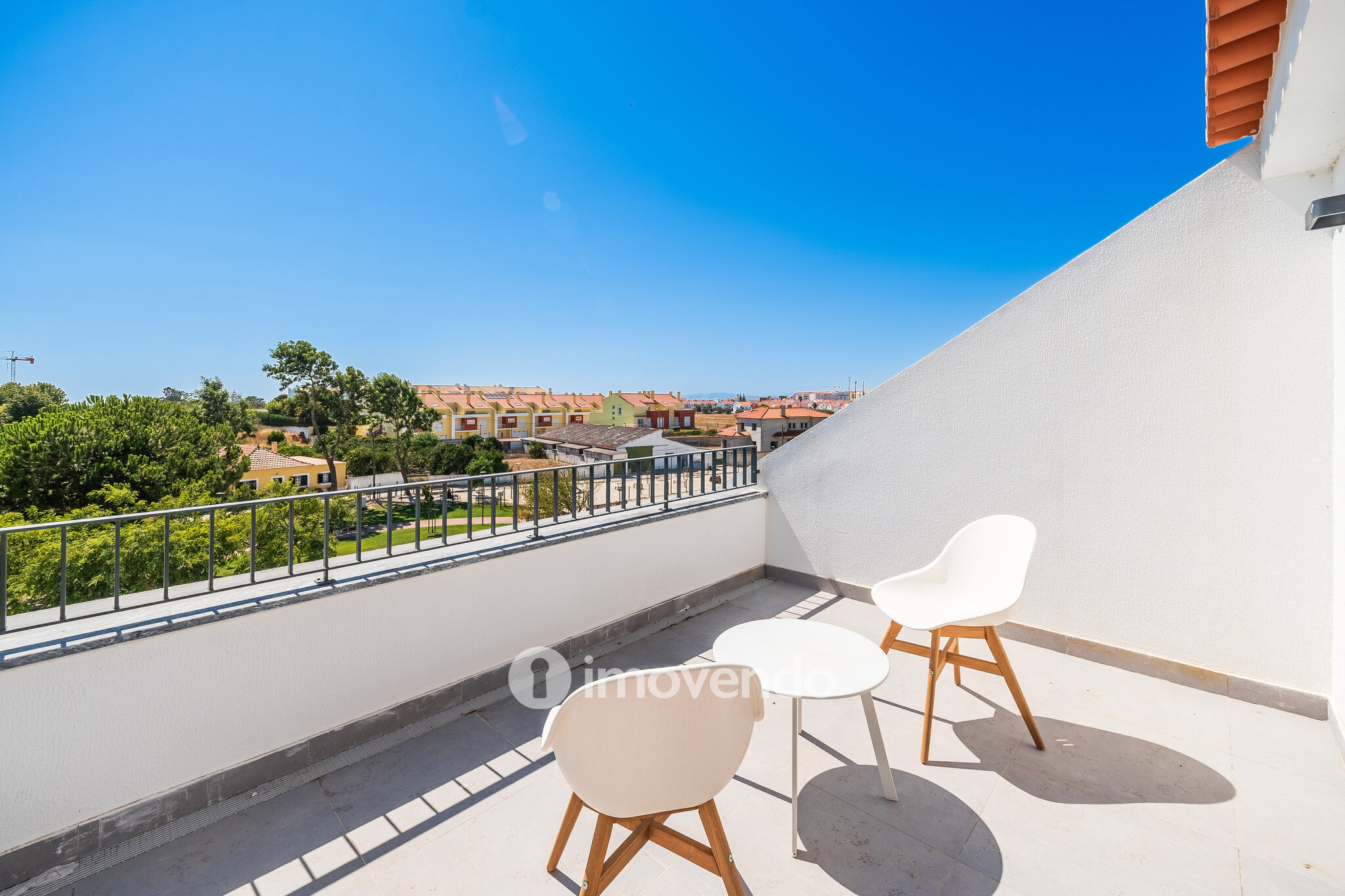 Moradia T3+1 moderna, com garagem e áreas amplas, em Alcochete