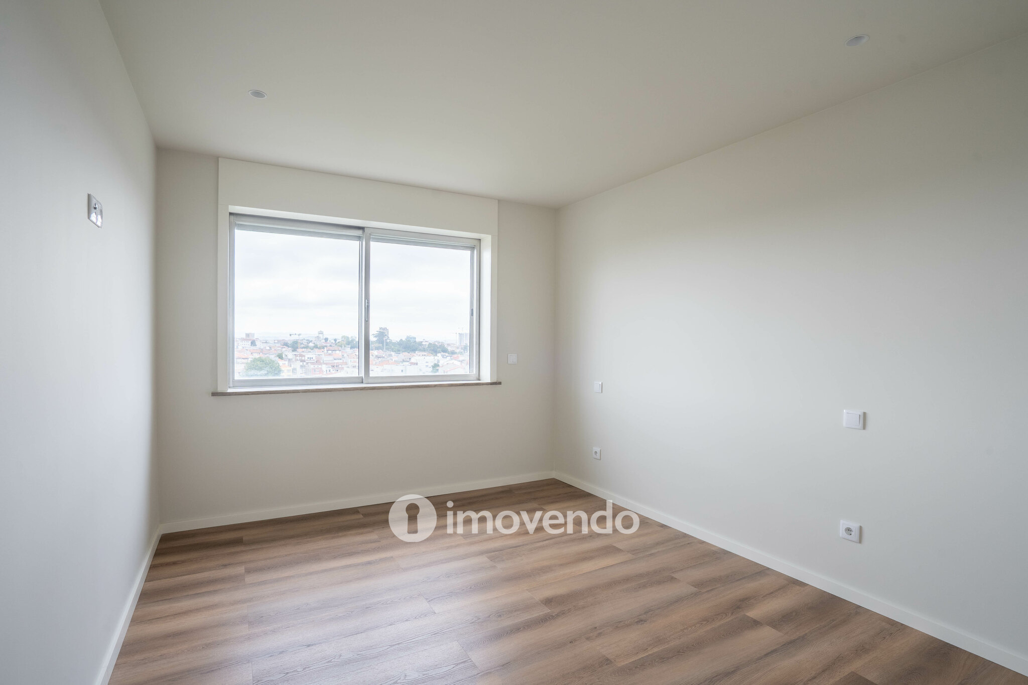 Apartamento T4 exclusivo, com estacionamento, na Lapa, Porto