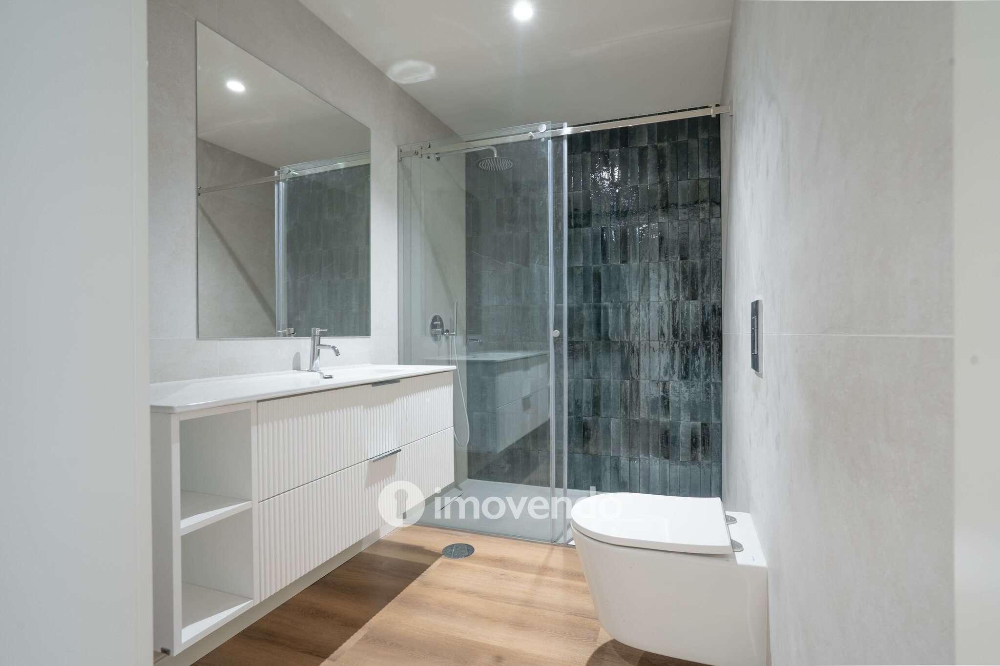 Apartamento T4 exclusivo, com estacionamento, na Lapa, Porto