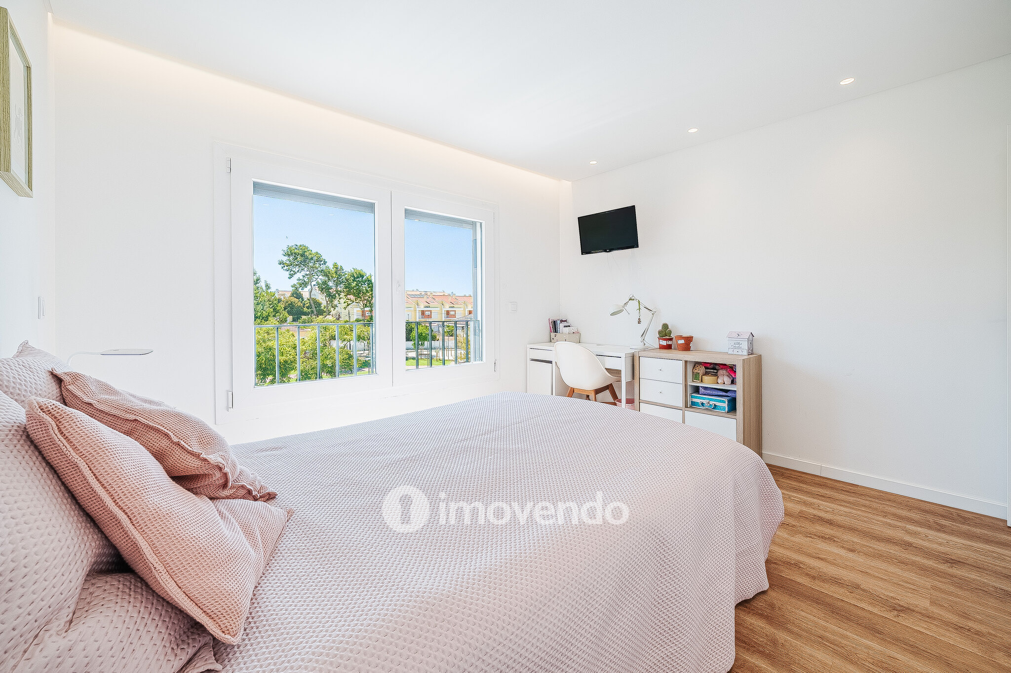 Moradia T3+1 moderna, com garagem e áreas amplas, em Alcochete