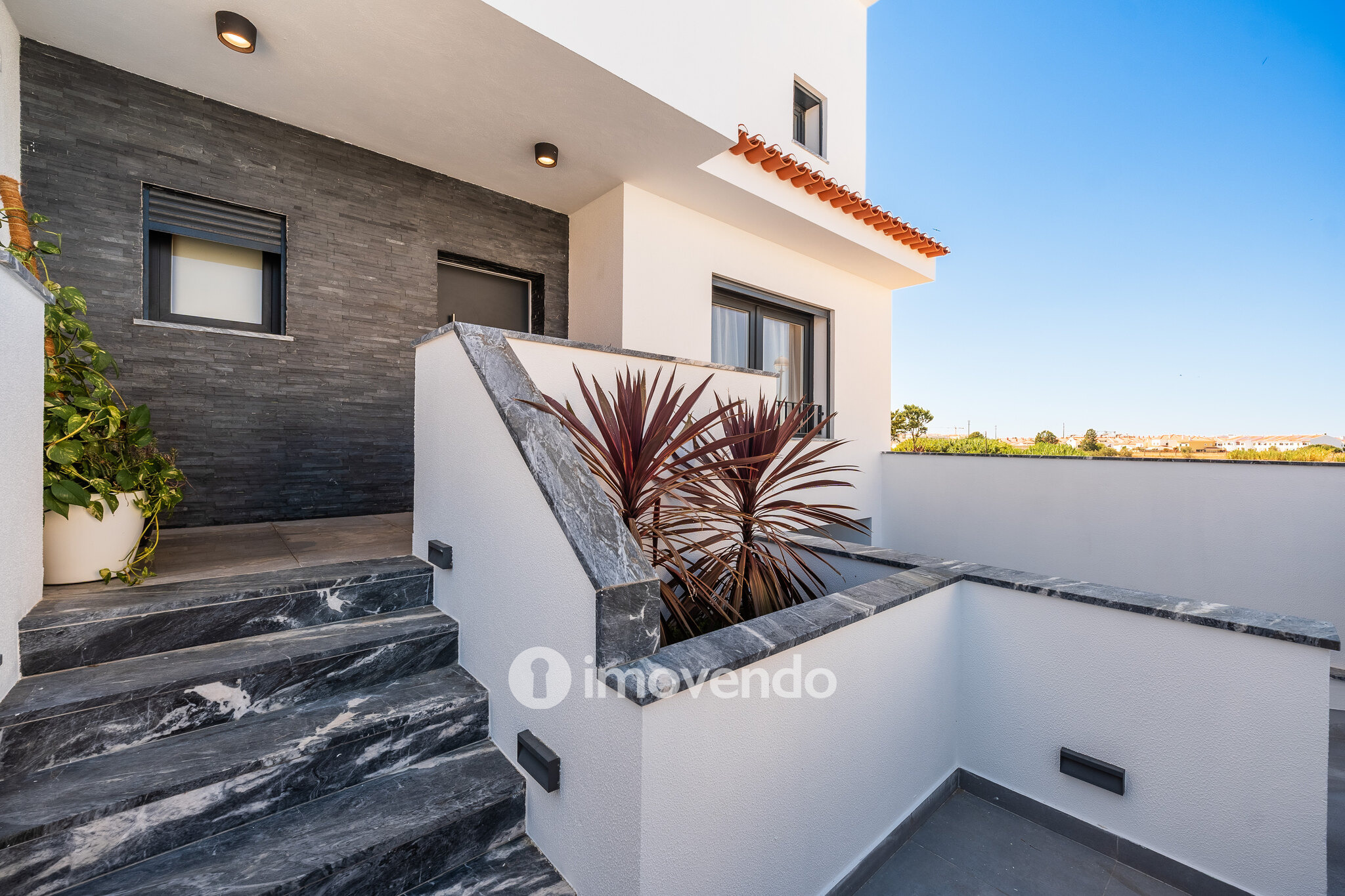 Moradia T3+1 moderna, com garagem e áreas amplas, em Alcochete
