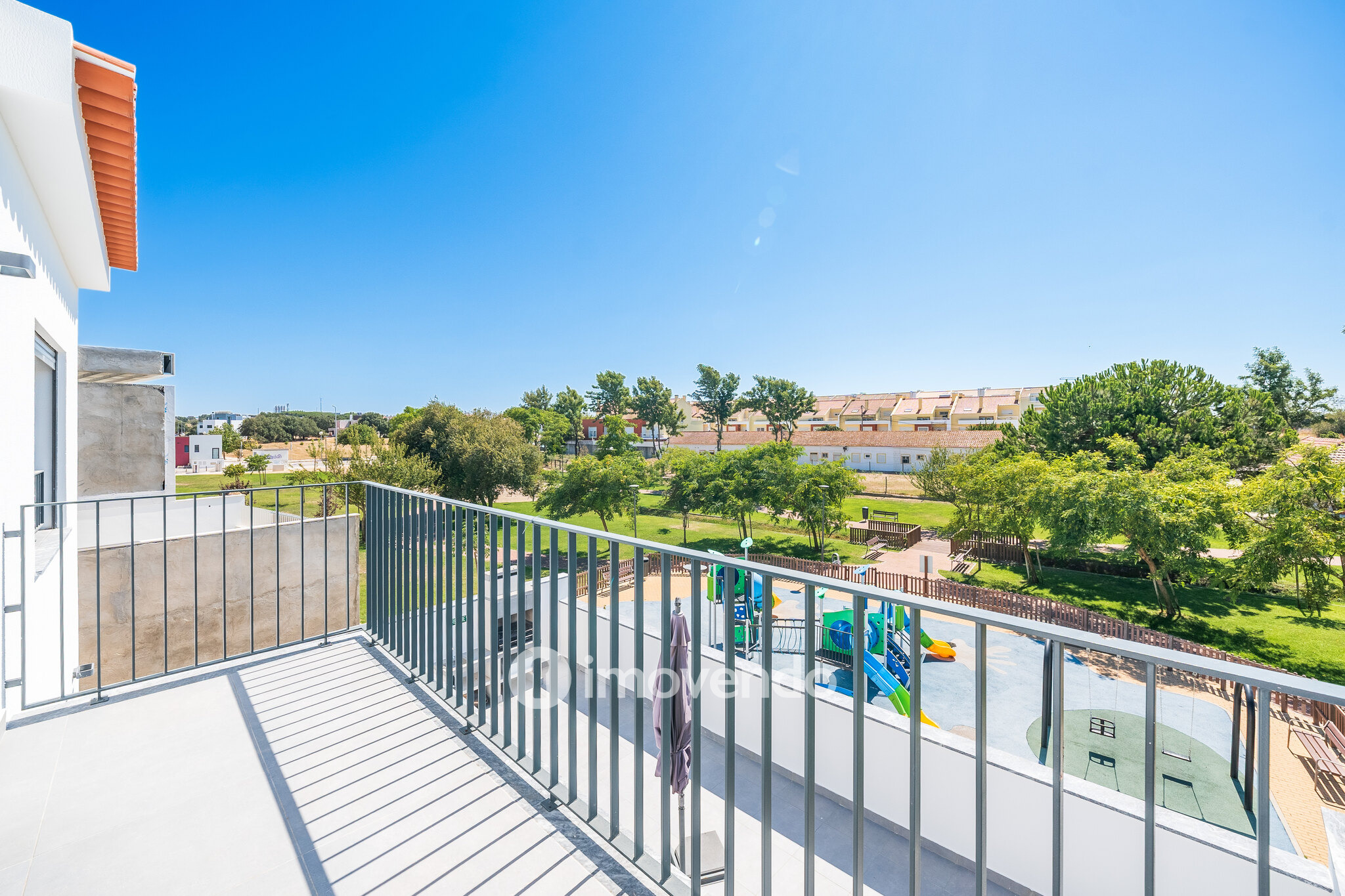 Moradia T3+1 moderna, com garagem e áreas amplas, em Alcochete