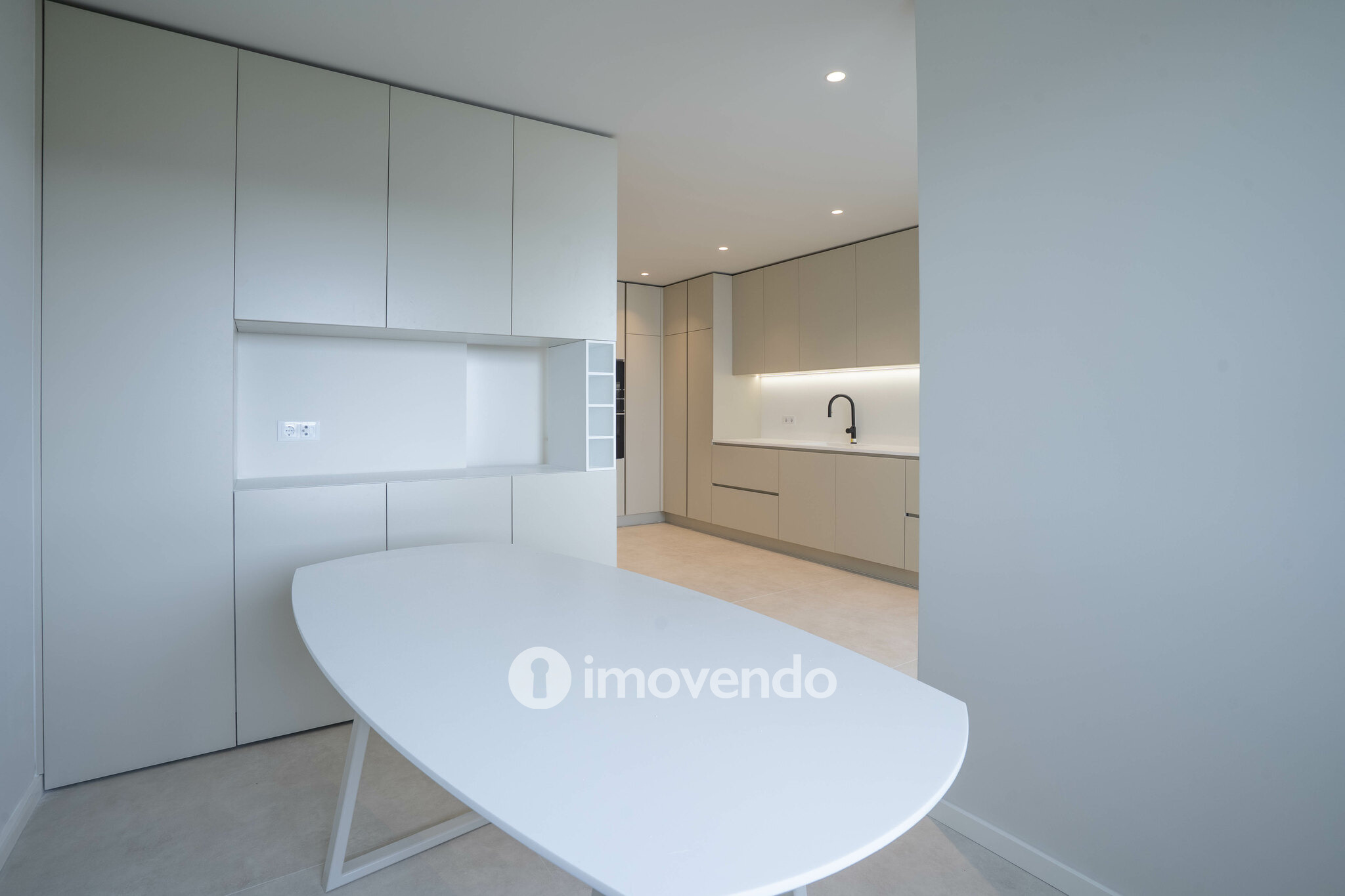 Apartamento T4 exclusivo, com estacionamento, na Lapa, Porto