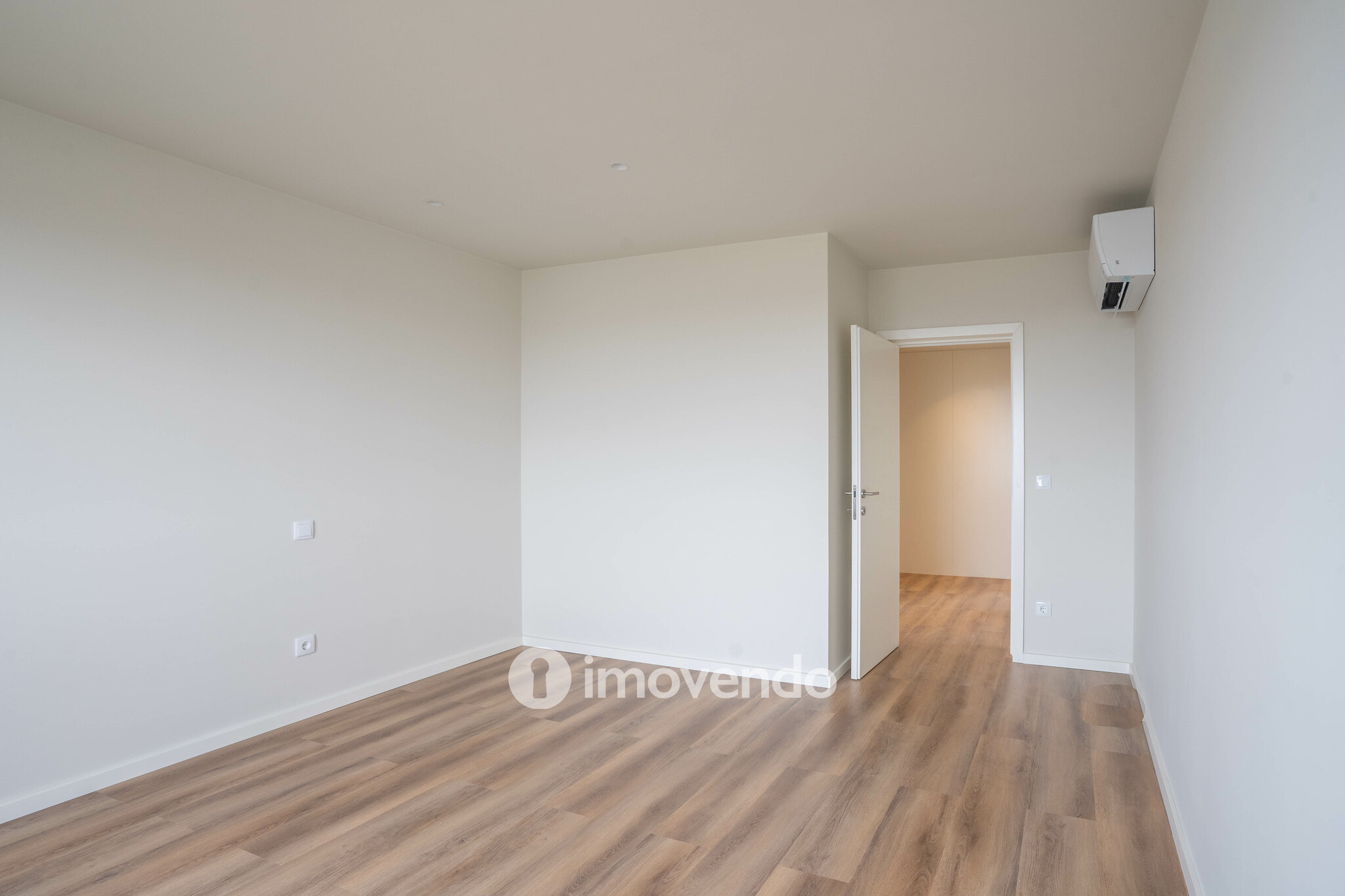 Apartamento T4 exclusivo, com estacionamento, na Lapa, Porto