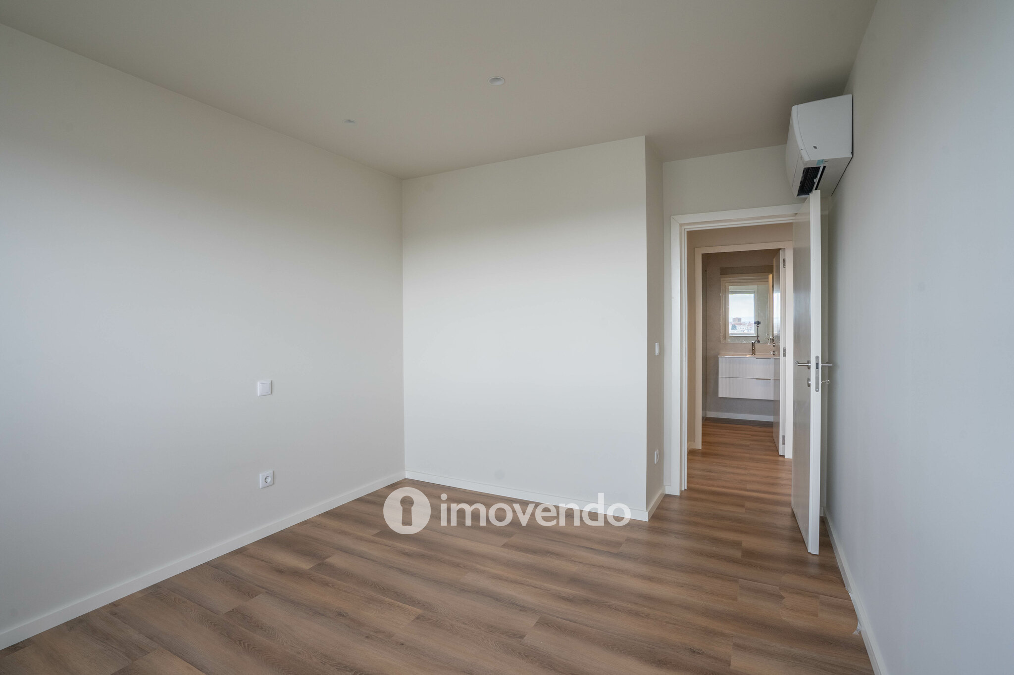 Apartamento T4 exclusivo, com estacionamento, na Lapa, Porto